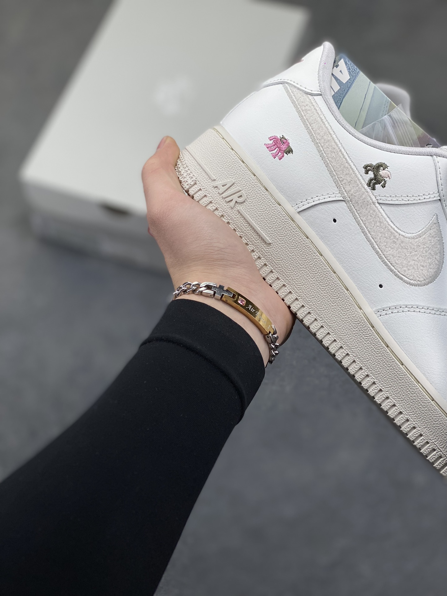 图片[6]-NIke Air Force 1 ‘07 Low 空军一号低帮 运动鞋 休闲鞋 折边针车 工艺难度大 原楦头原纸板 原装鞋盒 定制五金配件 内置全掌气垫 原厂鞋底 货号：IQ1143-100 尺码：36 36.5 37.5 38 38.5 39 40 40.5 41 42 42.5 43 44 44.5 45-选品中心