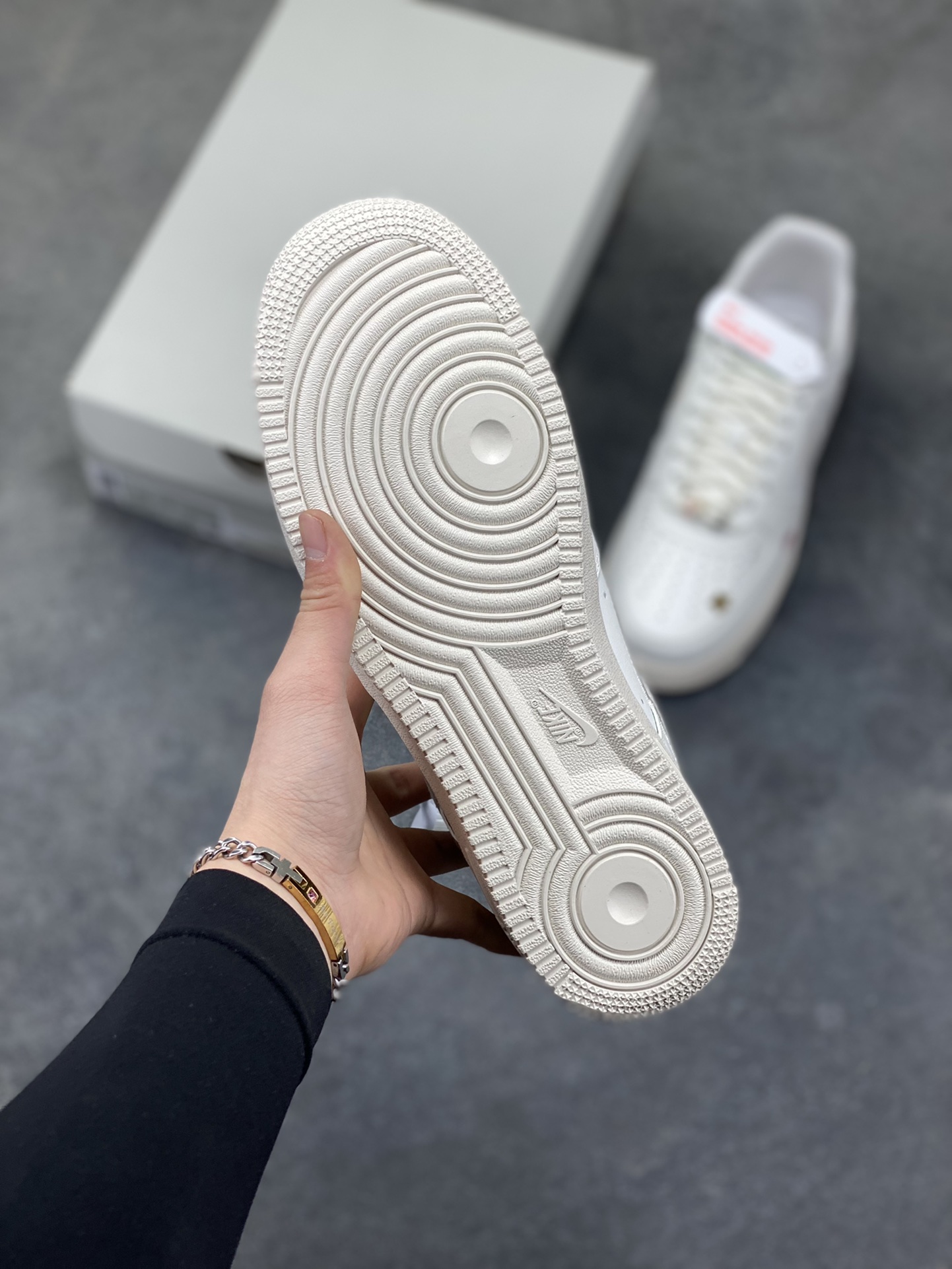 图片[5]-NIke Air Force 1 ‘07 Low 空军一号低帮 运动鞋 休闲鞋 折边针车 工艺难度大 原楦头原纸板 原装鞋盒 定制五金配件 内置全掌气垫 原厂鞋底 货号：IQ1143-100 尺码：36 36.5 37.5 38 38.5 39 40 40.5 41 42 42.5 43 44 44.5 45-选品中心