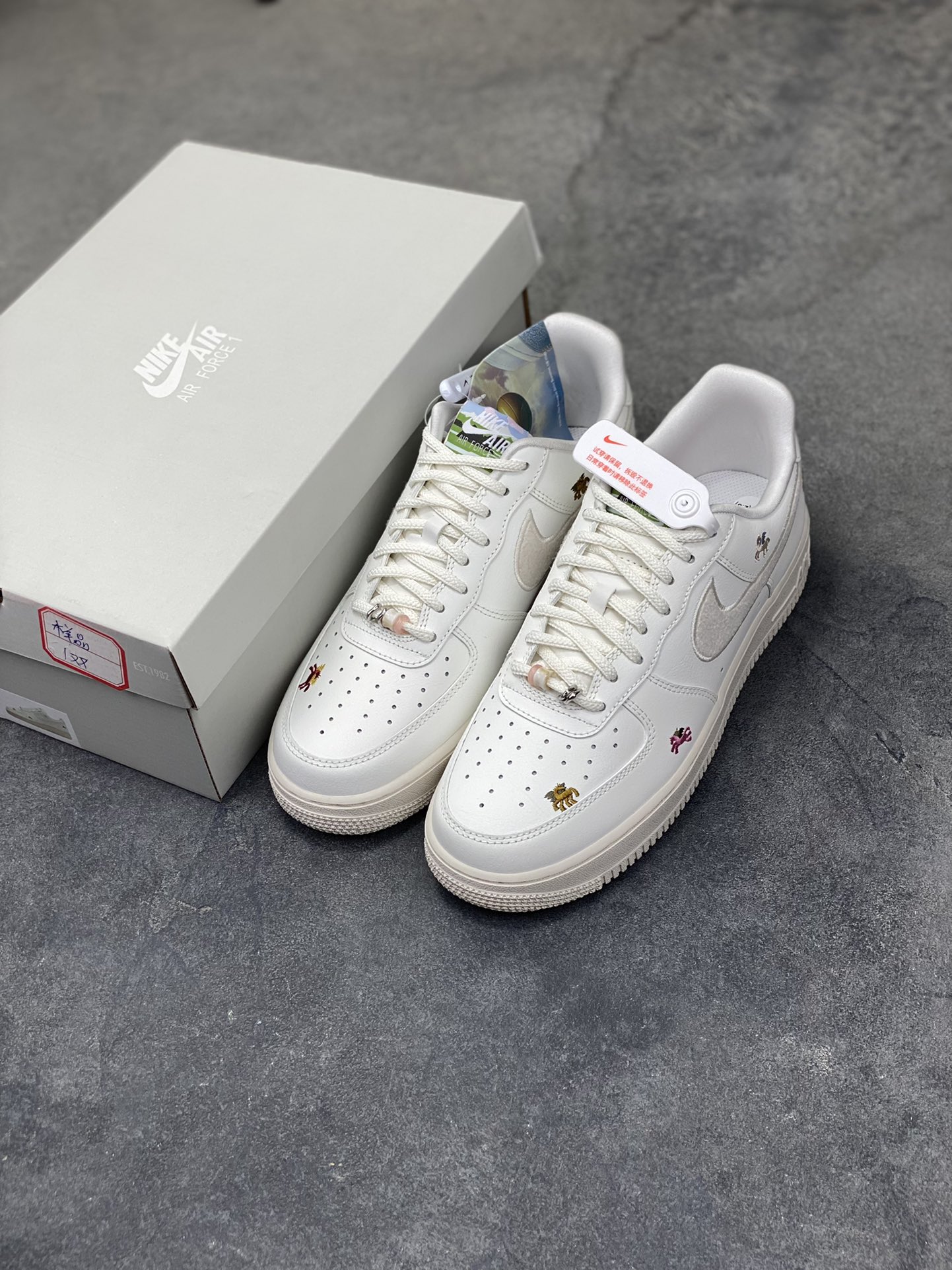 图片[8]-NIke Air Force 1 ‘07 Low 空军一号低帮 运动鞋 休闲鞋 折边针车 工艺难度大 原楦头原纸板 原装鞋盒 定制五金配件 内置全掌气垫 原厂鞋底 货号：IQ1143-100 尺码：36 36.5 37.5 38 38.5 39 40 40.5 41 42 42.5 43 44 44.5 45-选品中心