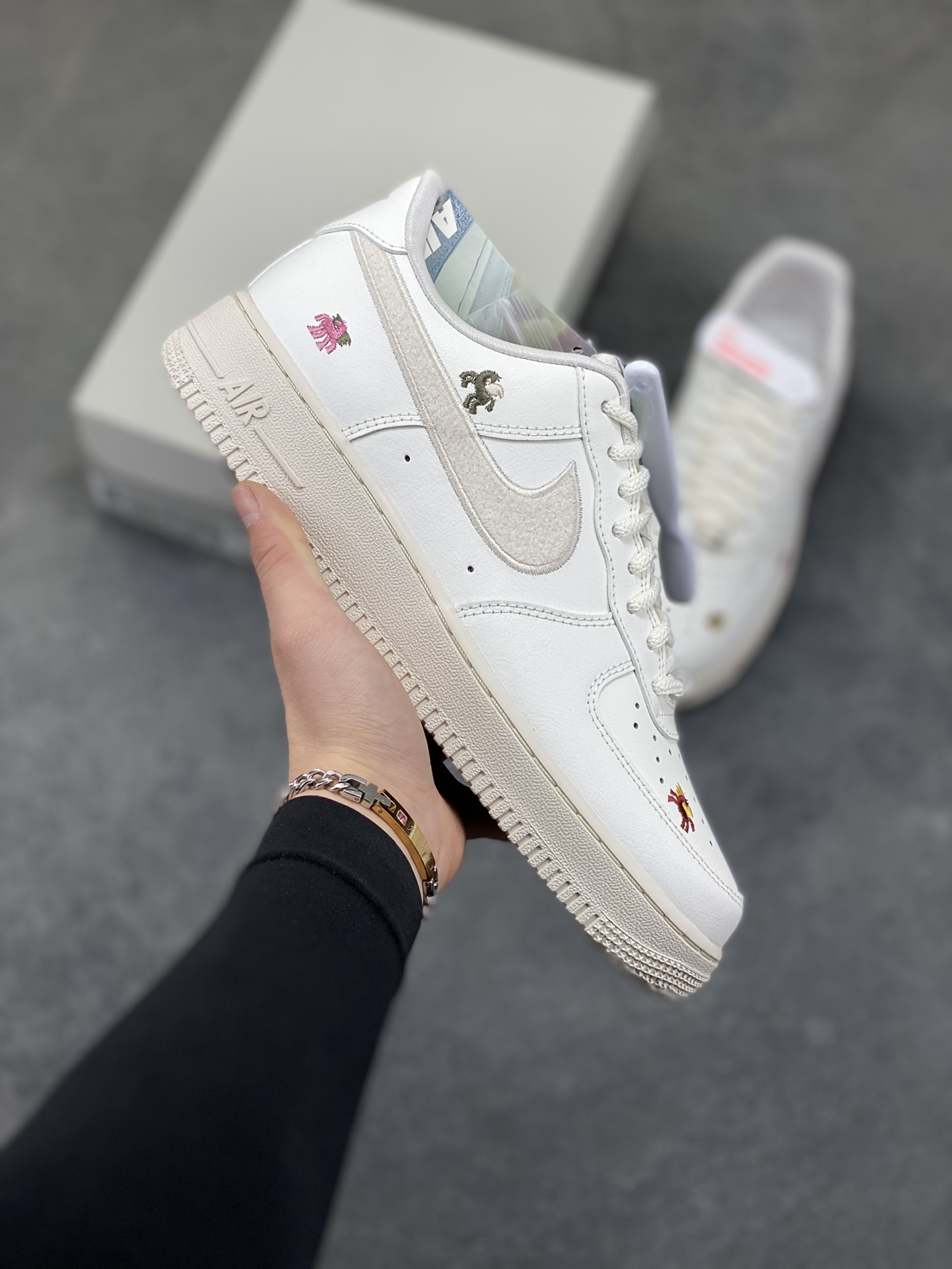 NIke Air Force 1 ‘07 Low 空军一号低帮 运动鞋 休闲鞋 折边针车 工艺难度大 原楦头原纸板 原装鞋盒 定制五金配件 内置全掌气垫 原厂鞋底 货号：IQ1143-100 尺码：36 36.5 37.5 38 38.5 39 40 40.5 41 42 42.5 43 44 44.5 45-选品中心