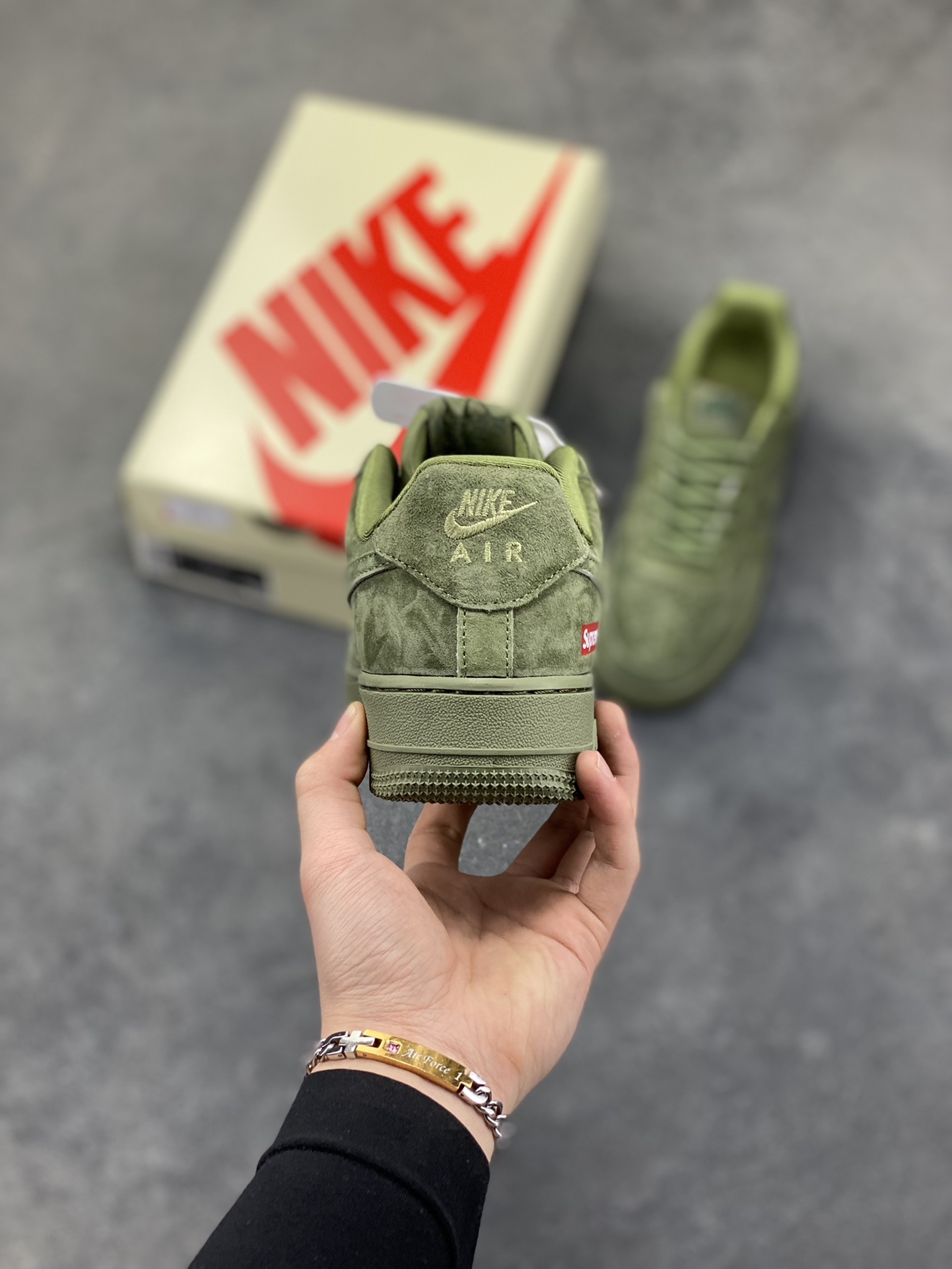 图片[4]-Nike Air Force 1 ‘07 Low “Supreme联名——全猪八”空军一号 高端定制 低帮 运动鞋 休闲鞋 折边针车 工艺难度大 原楦头原纸板 原装鞋盒 定制五金配件 内置全掌气垫 原厂鞋底 货号：DF0188-117 尺码：36 36.5 37.5 38 38.5 39 40 40.5 41 42 42.5 43 44 44.5 45-选品中心