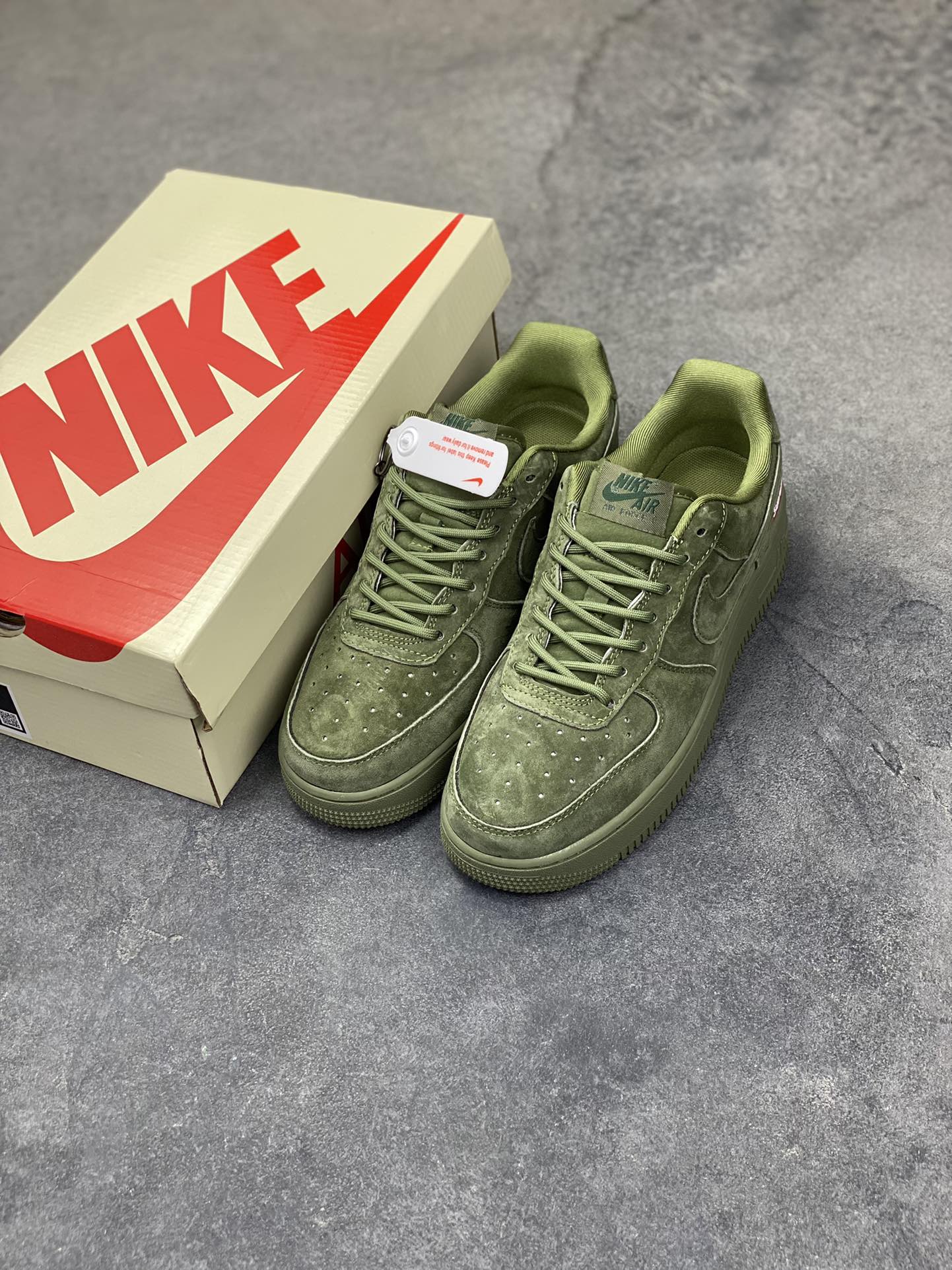 图片[8]-Nike Air Force 1 ‘07 Low “Supreme联名——全猪八”空军一号 高端定制 低帮 运动鞋 休闲鞋 折边针车 工艺难度大 原楦头原纸板 原装鞋盒 定制五金配件 内置全掌气垫 原厂鞋底 货号：DF0188-117 尺码：36 36.5 37.5 38 38.5 39 40 40.5 41 42 42.5 43 44 44.5 45-选品中心