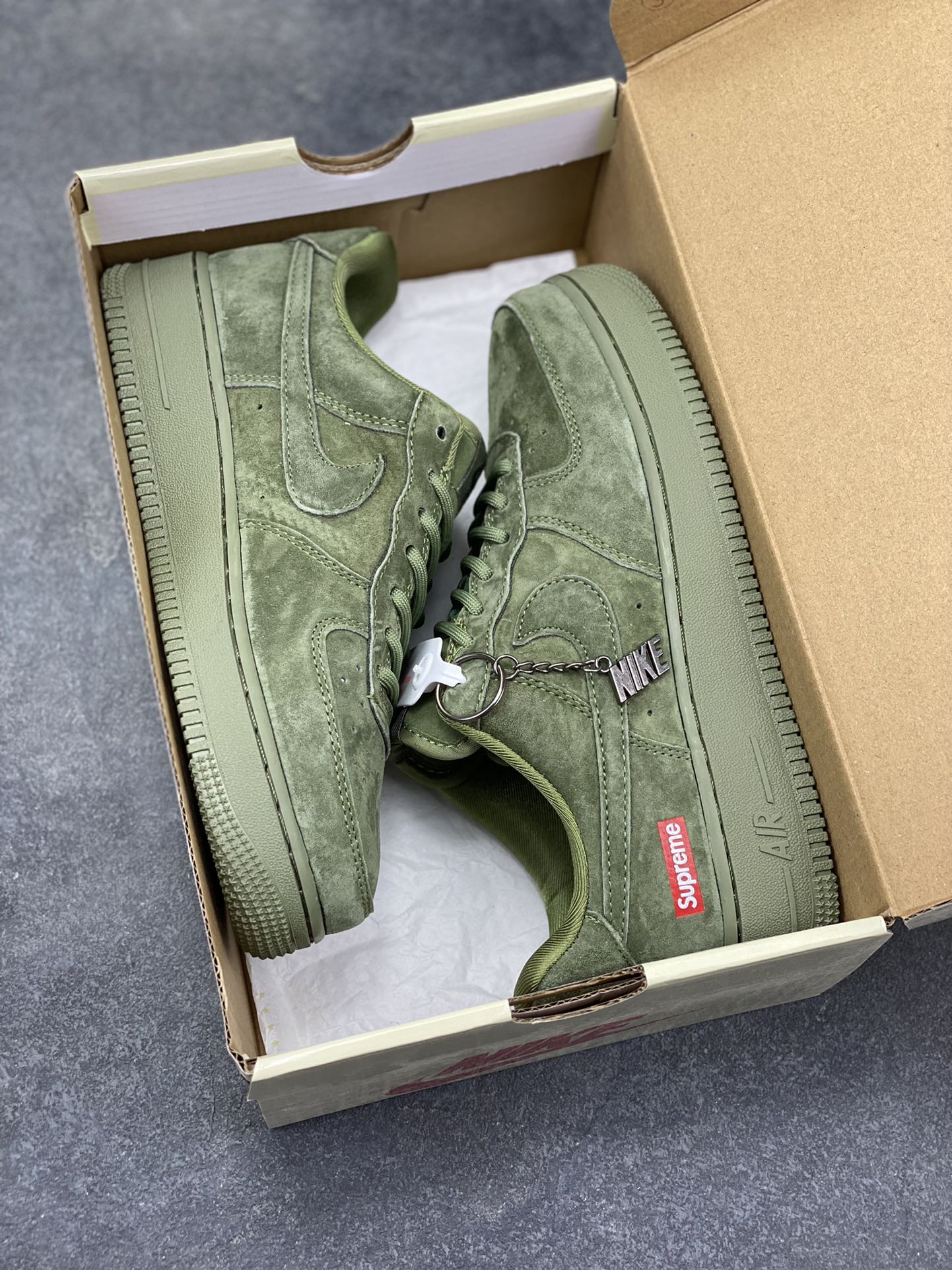 图片[9]-Nike Air Force 1 ‘07 Low “Supreme联名——全猪八”空军一号 高端定制 低帮 运动鞋 休闲鞋 折边针车 工艺难度大 原楦头原纸板 原装鞋盒 定制五金配件 内置全掌气垫 原厂鞋底 货号：DF0188-117 尺码：36 36.5 37.5 38 38.5 39 40 40.5 41 42 42.5 43 44 44.5 45-选品中心