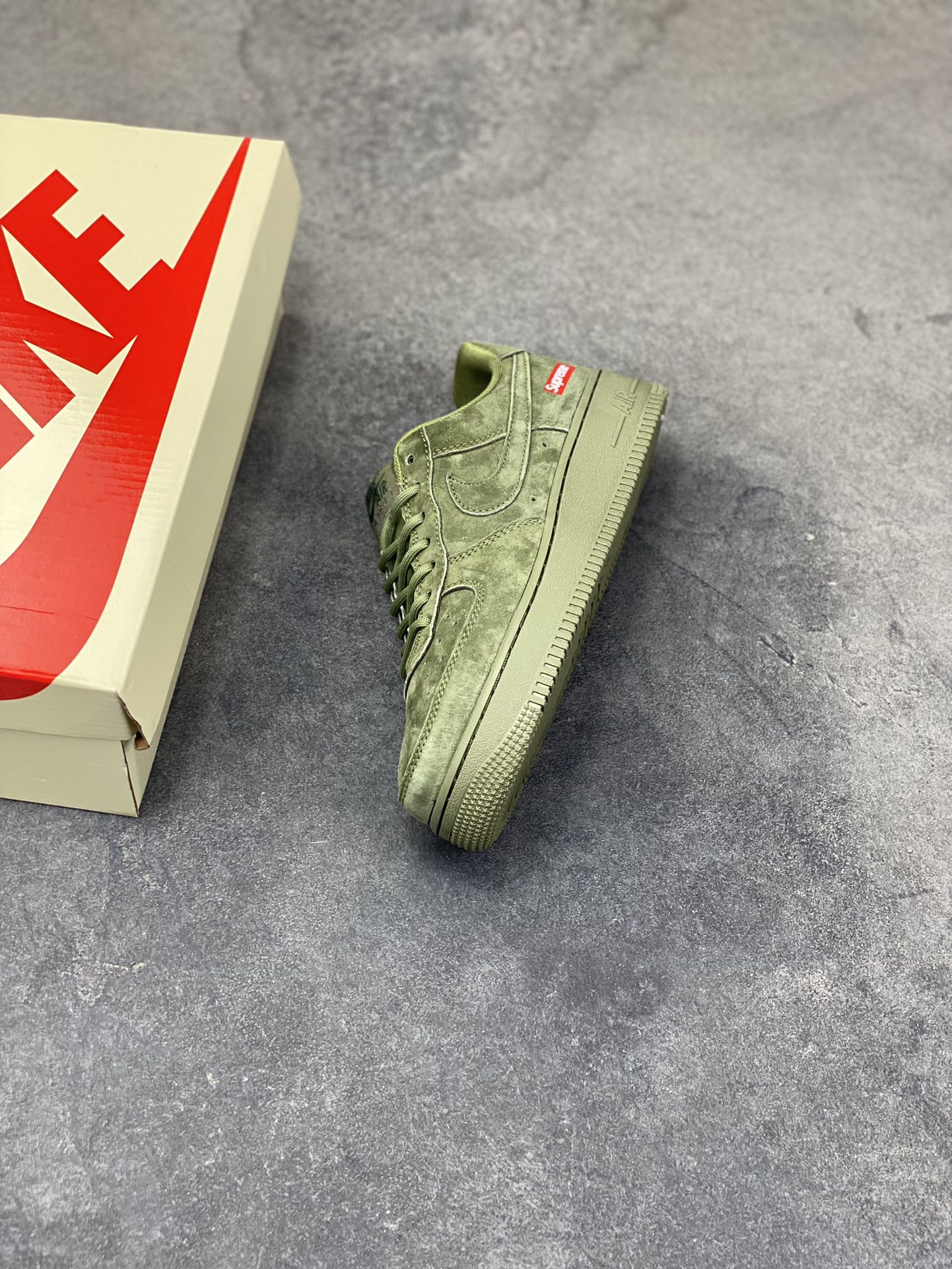 图片[7]-Nike Air Force 1 ‘07 Low “Supreme联名——全猪八”空军一号 高端定制 低帮 运动鞋 休闲鞋 折边针车 工艺难度大 原楦头原纸板 原装鞋盒 定制五金配件 内置全掌气垫 原厂鞋底 货号：DF0188-117 尺码：36 36.5 37.5 38 38.5 39 40 40.5 41 42 42.5 43 44 44.5 45-选品中心