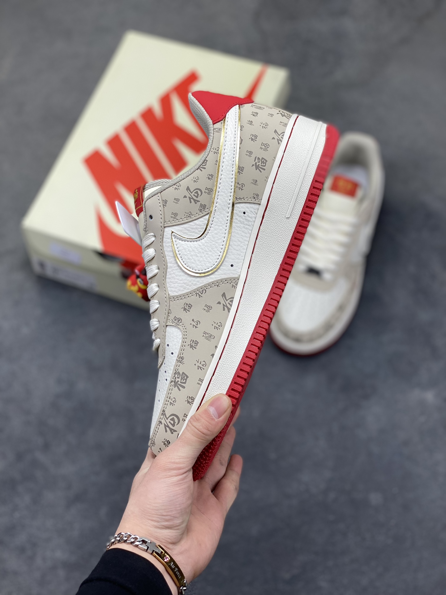图片[3]-NIke Air Force 1 ‘07 Low “马年限定—福韵米红” 空军一号低帮 运动鞋 休闲鞋 折边针车 工艺难度大 原楦头原纸板 高端定制鞋盒 原厂鞋底 超高清洁度 细节完美 货号：NH0601-502 尺码：36 36.5 37.5 38 38.5 39 40 40.5 41 42 42.5 43 44 44.5 45\”},\”share\”：{\”miniImage\”：\”https：//xcimg.szwego.com/album_bg.png-选品中心