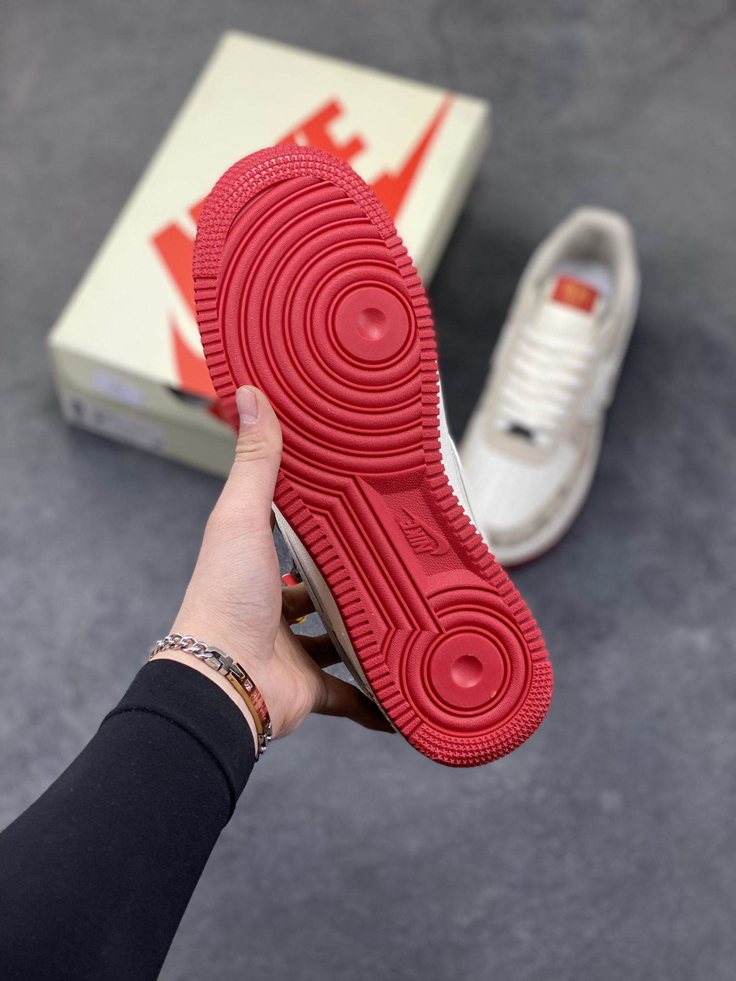 图片[5]-NIke Air Force 1 ‘07 Low “马年限定—福韵米红” 空军一号低帮 运动鞋 休闲鞋 折边针车 工艺难度大 原楦头原纸板 高端定制鞋盒 原厂鞋底 超高清洁度 细节完美 货号：NH0601-502 尺码：36 36.5 37.5 38 38.5 39 40 40.5 41 42 42.5 43 44 44.5 45\”},\”share\”：{\”miniImage\”：\”https：//xcimg.szwego.com/album_bg.png-选品中心