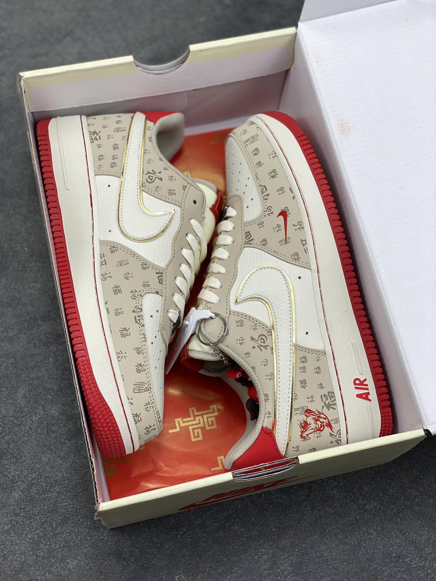 图片[9]-NIke Air Force 1 ‘07 Low “马年限定—福韵米红” 空军一号低帮 运动鞋 休闲鞋 折边针车 工艺难度大 原楦头原纸板 高端定制鞋盒 原厂鞋底 超高清洁度 细节完美 货号：NH0601-502 尺码：36 36.5 37.5 38 38.5 39 40 40.5 41 42 42.5 43 44 44.5 45\”},\”share\”：{\”miniImage\”：\”https：//xcimg.szwego.com/album_bg.png-选品中心