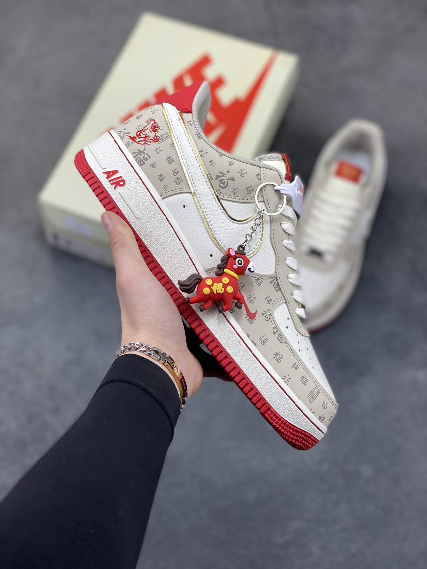 NIke Air Force 1 ‘07 Low “马年限定—福韵米红” 空军一号低帮 运动鞋 休闲鞋 折边针车 工艺难度大 原楦头原纸板 高端定制鞋盒 原厂鞋底 超高清洁度 细节完美 货号：NH0601-502 尺码：36 36.5 37.5 38 38.5 39 40 40.5 41 42 42.5 43 44 44.5 45\