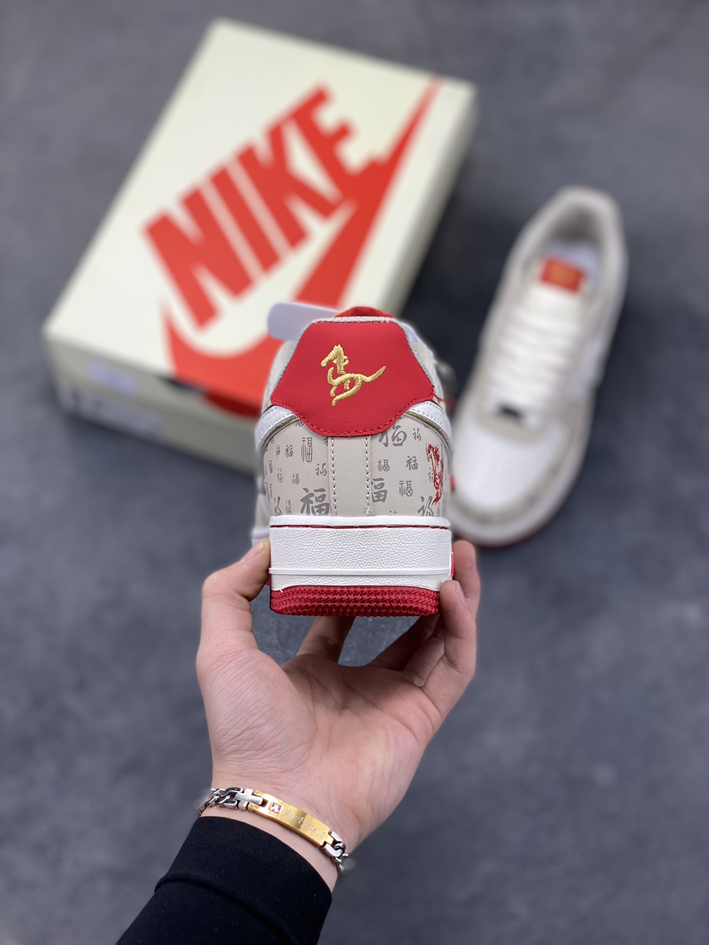 图片[4]-NIke Air Force 1 ‘07 Low “马年限定—福韵米红” 空军一号低帮 运动鞋 休闲鞋 折边针车 工艺难度大 原楦头原纸板 高端定制鞋盒 原厂鞋底 超高清洁度 细节完美 货号：NH0601-502 尺码：36 36.5 37.5 38 38.5 39 40 40.5 41 42 42.5 43 44 44.5 45\”},\”share\”：{\”miniImage\”：\”https：//xcimg.szwego.com/album_bg.png-选品中心