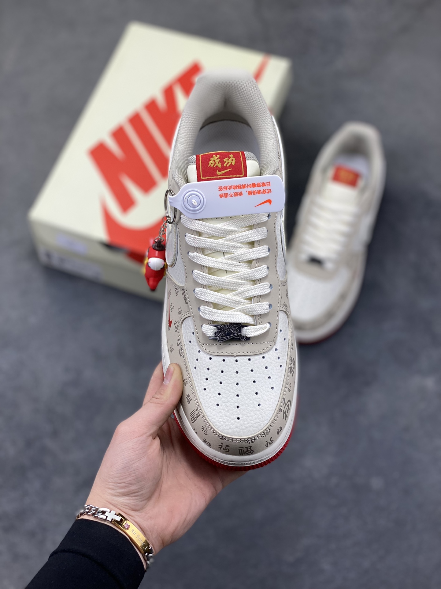 图片[2]-NIke Air Force 1 ‘07 Low “马年限定—福韵米红” 空军一号低帮 运动鞋 休闲鞋 折边针车 工艺难度大 原楦头原纸板 高端定制鞋盒 原厂鞋底 超高清洁度 细节完美 货号：NH0601-502 尺码：36 36.5 37.5 38 38.5 39 40 40.5 41 42 42.5 43 44 44.5 45\”},\”share\”：{\”miniImage\”：\”https：//xcimg.szwego.com/album_bg.png-选品中心