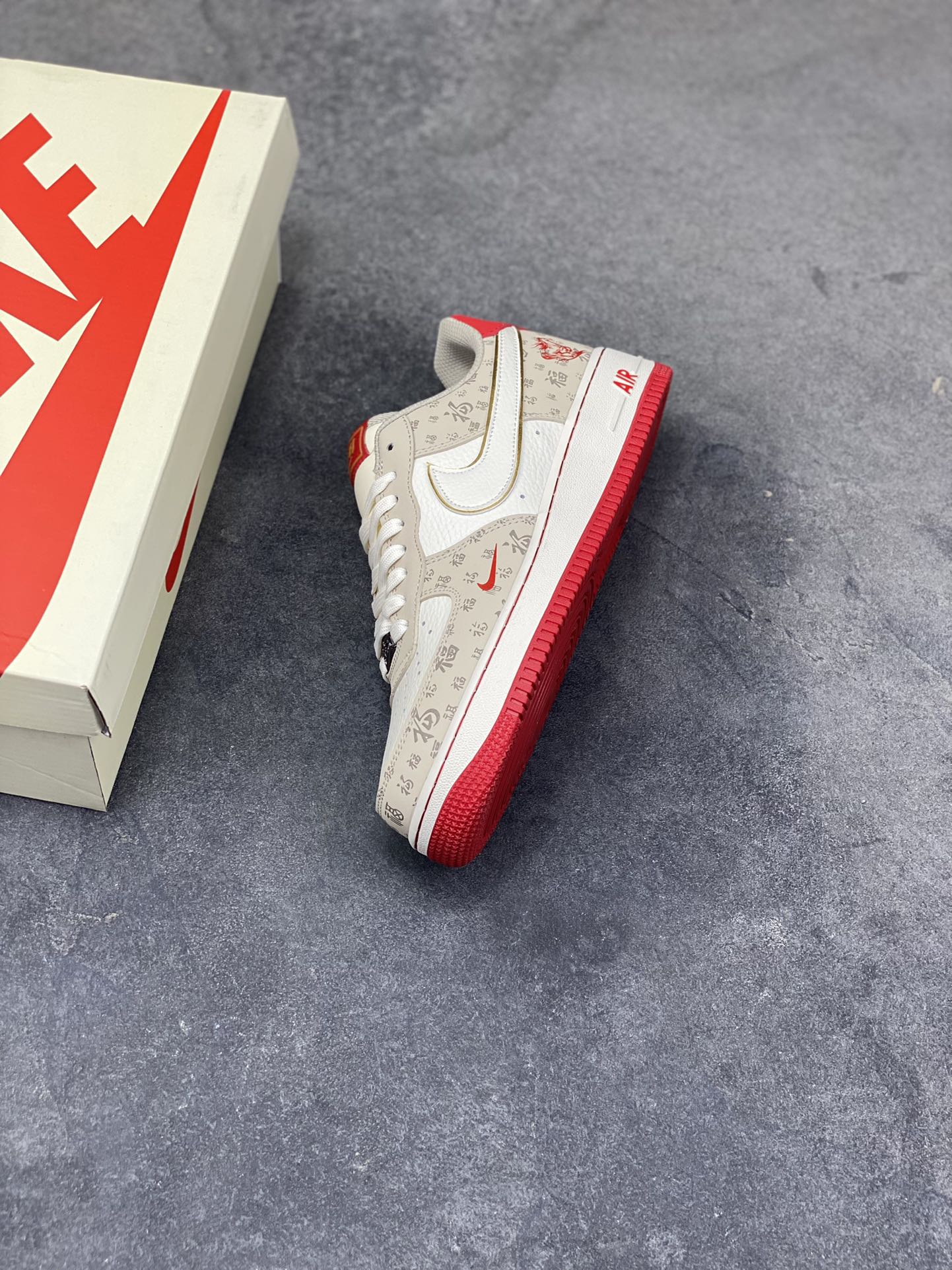 图片[7]-NIke Air Force 1 ‘07 Low “马年限定—福韵米红” 空军一号低帮 运动鞋 休闲鞋 折边针车 工艺难度大 原楦头原纸板 高端定制鞋盒 原厂鞋底 超高清洁度 细节完美 货号：NH0601-502 尺码：36 36.5 37.5 38 38.5 39 40 40.5 41 42 42.5 43 44 44.5 45\”},\”share\”：{\”miniImage\”：\”https：//xcimg.szwego.com/album_bg.png-选品中心