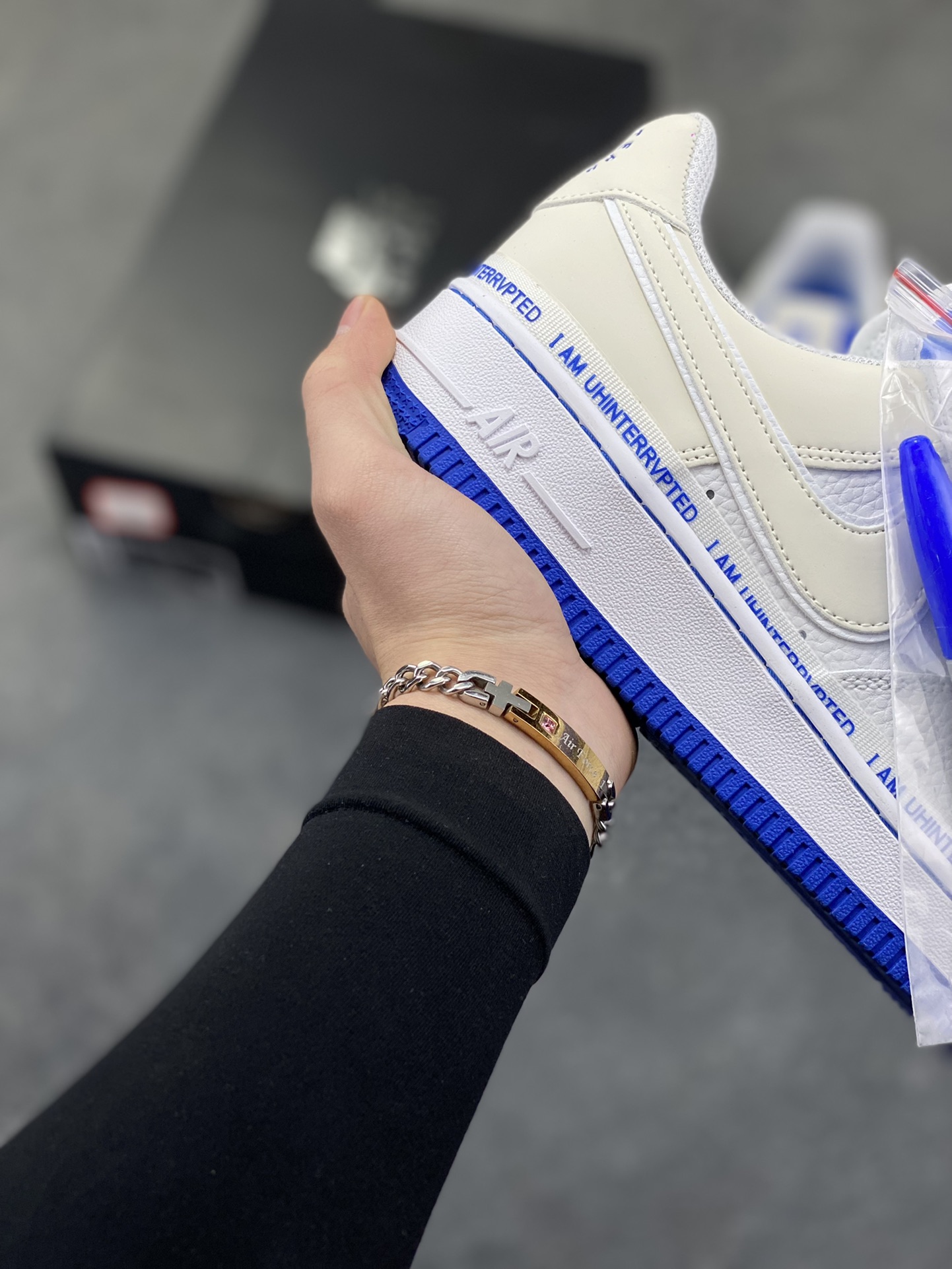 图片[6]-詹皇公司联名款Uninterrupted x Nike Air Force 1 ”MORE THAN____“ 白宝蓝签名涂鸦3M 原装正确超软头层荔枝纹皮革材质#原楦开发版型纸版#内置全掌Sole气垫#附送涂鸦签字笔 空军一号经典百搭休闲运动板鞋 货号：CQ0494-100 尺码：36 36.5 37.5 38 38.5 39 40 40.5 41 42 42.5 43 44 44.5 45-选品中心
