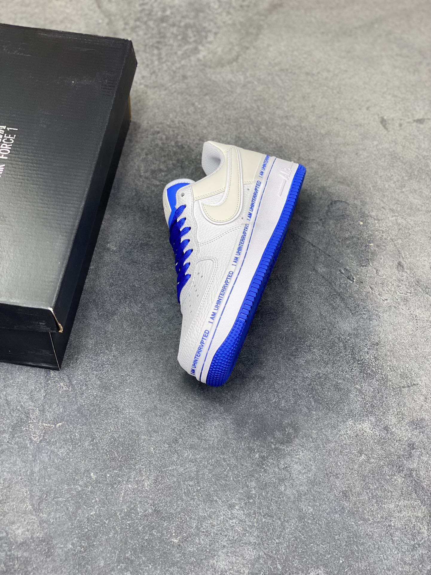 图片[7]-詹皇公司联名款Uninterrupted x Nike Air Force 1 ”MORE THAN____“ 白宝蓝签名涂鸦3M 原装正确超软头层荔枝纹皮革材质#原楦开发版型纸版#内置全掌Sole气垫#附送涂鸦签字笔 空军一号经典百搭休闲运动板鞋 货号：CQ0494-100 尺码：36 36.5 37.5 38 38.5 39 40 40.5 41 42 42.5 43 44 44.5 45-选品中心