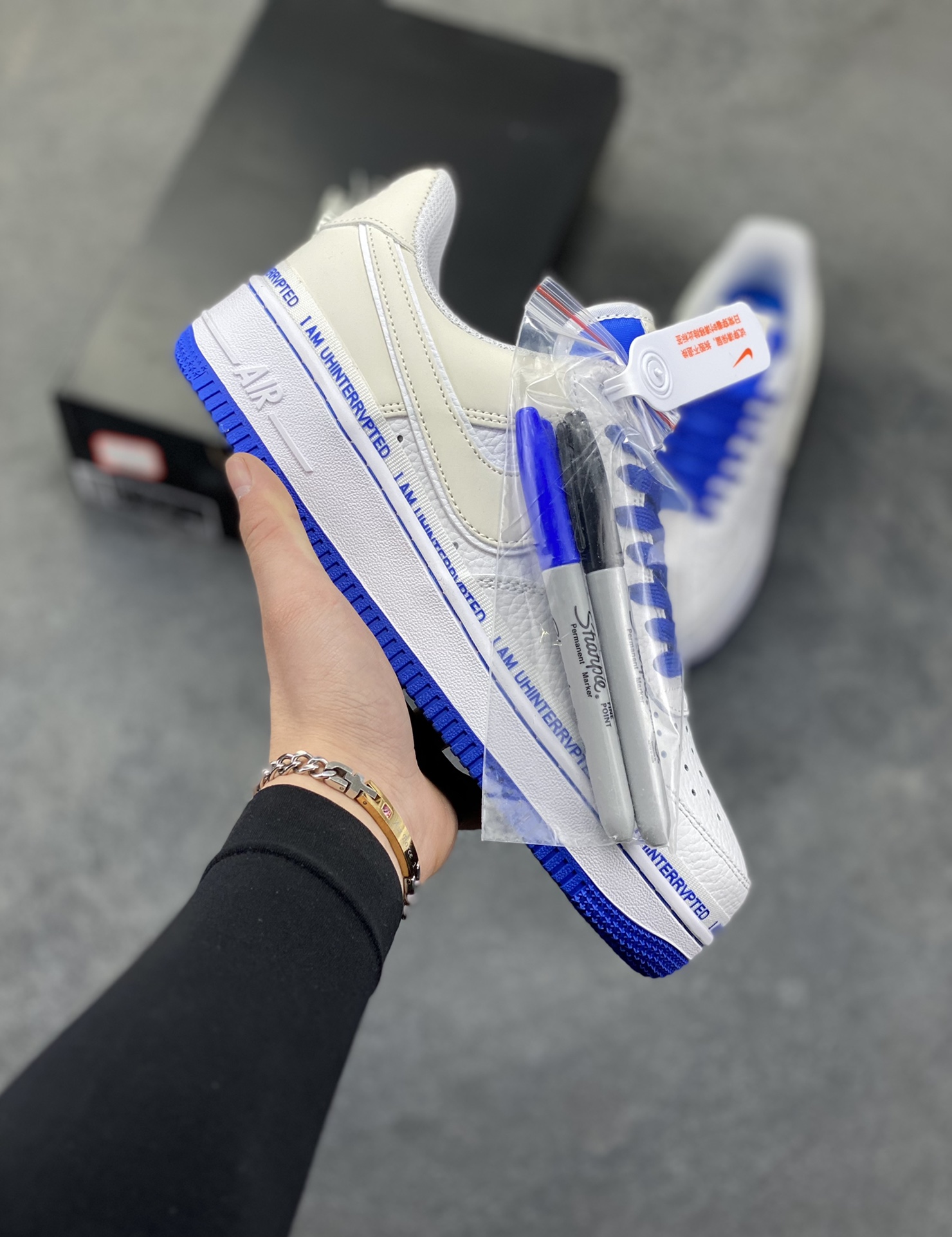 詹皇公司联名款Uninterrupted x Nike Air Force 1 ”MORE THAN____“ 白宝蓝签名涂鸦3M 原装正确超软头层荔枝纹皮革材质#原楦开发版型纸版#内置全掌Sole气垫#附送涂鸦签字笔 空军一号经典百搭休闲运动板鞋 货号：CQ0494-100 尺码：36 36.5 37.5 38 38.5 39 40 40.5 41 42 42.5 43 44 44.5 45-选品中心