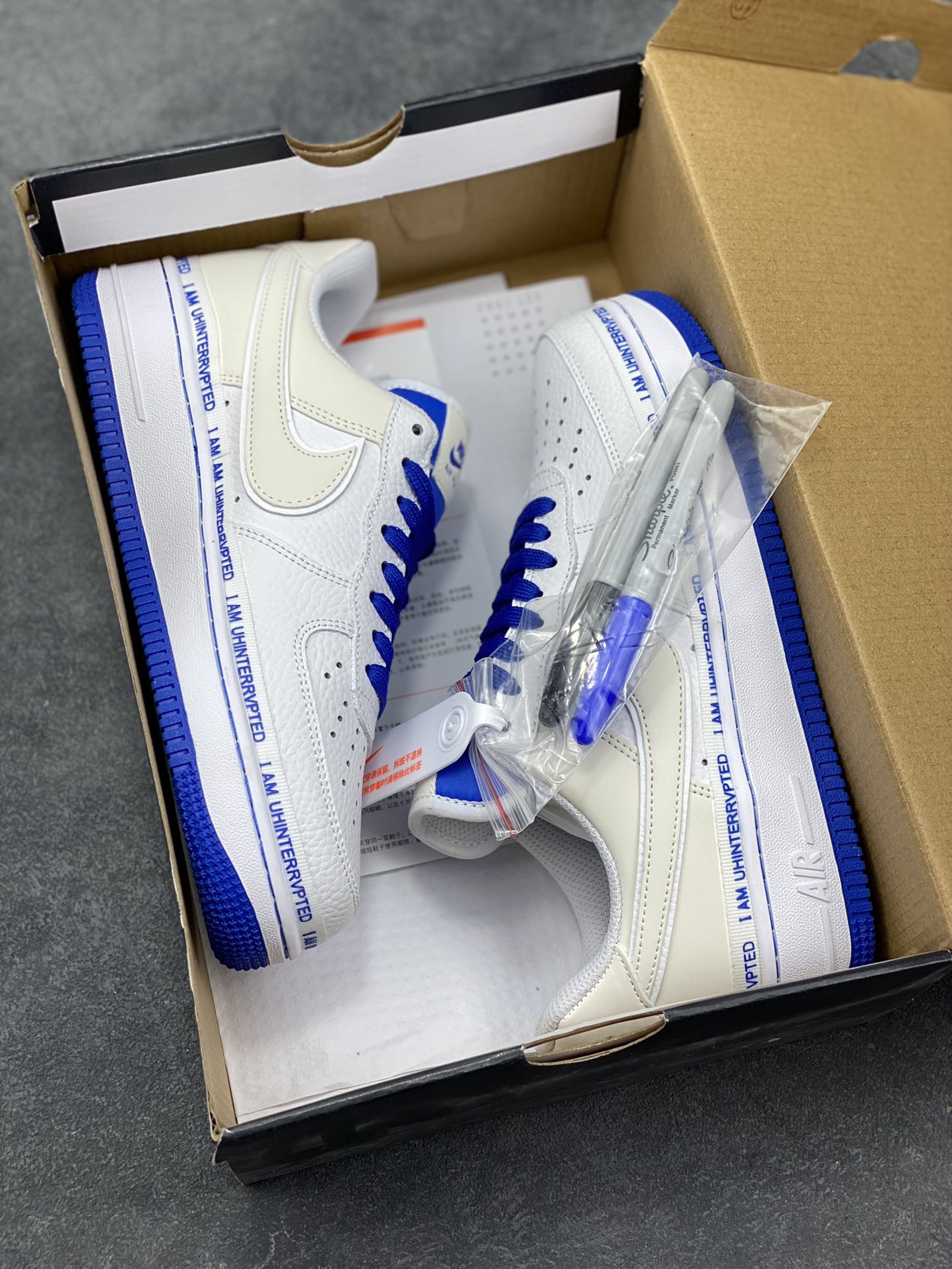 图片[9]-詹皇公司联名款Uninterrupted x Nike Air Force 1 ”MORE THAN____“ 白宝蓝签名涂鸦3M 原装正确超软头层荔枝纹皮革材质#原楦开发版型纸版#内置全掌Sole气垫#附送涂鸦签字笔 空军一号经典百搭休闲运动板鞋 货号：CQ0494-100 尺码：36 36.5 37.5 38 38.5 39 40 40.5 41 42 42.5 43 44 44.5 45-选品中心