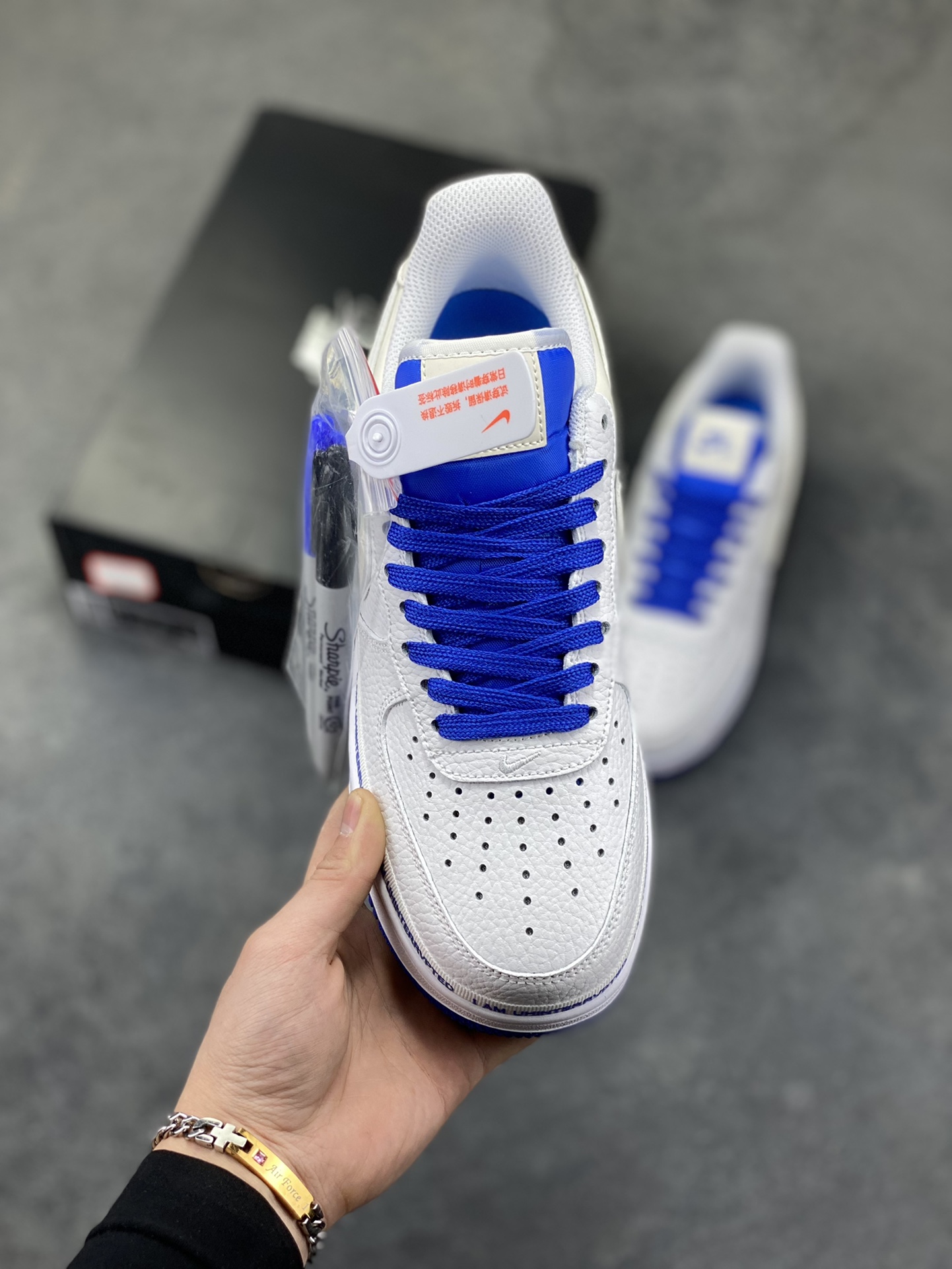 图片[2]-詹皇公司联名款Uninterrupted x Nike Air Force 1 ”MORE THAN____“ 白宝蓝签名涂鸦3M 原装正确超软头层荔枝纹皮革材质#原楦开发版型纸版#内置全掌Sole气垫#附送涂鸦签字笔 空军一号经典百搭休闲运动板鞋 货号：CQ0494-100 尺码：36 36.5 37.5 38 38.5 39 40 40.5 41 42 42.5 43 44 44.5 45-选品中心