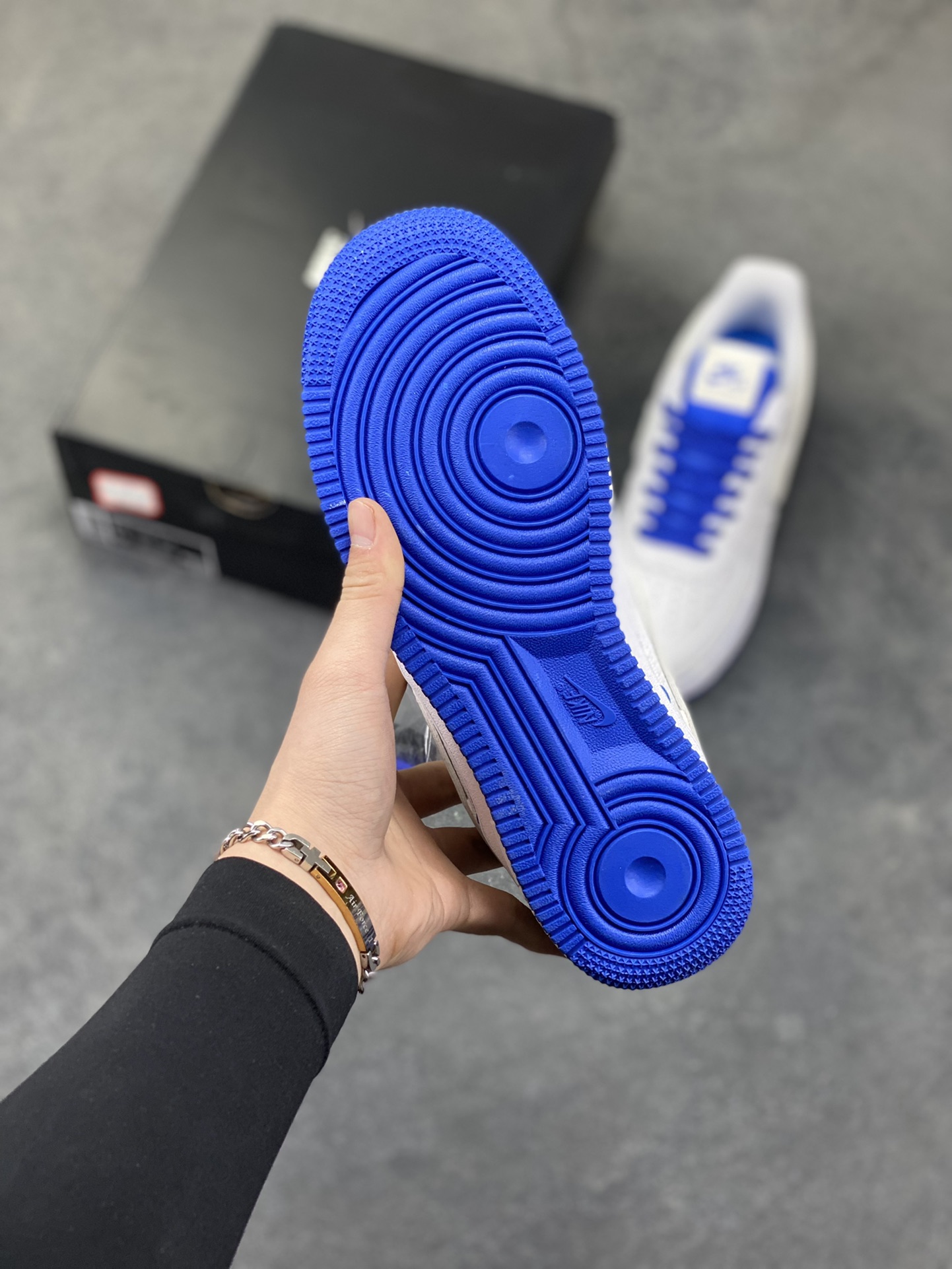 图片[5]-詹皇公司联名款Uninterrupted x Nike Air Force 1 ”MORE THAN____“ 白宝蓝签名涂鸦3M 原装正确超软头层荔枝纹皮革材质#原楦开发版型纸版#内置全掌Sole气垫#附送涂鸦签字笔 空军一号经典百搭休闲运动板鞋 货号：CQ0494-100 尺码：36 36.5 37.5 38 38.5 39 40 40.5 41 42 42.5 43 44 44.5 45-选品中心