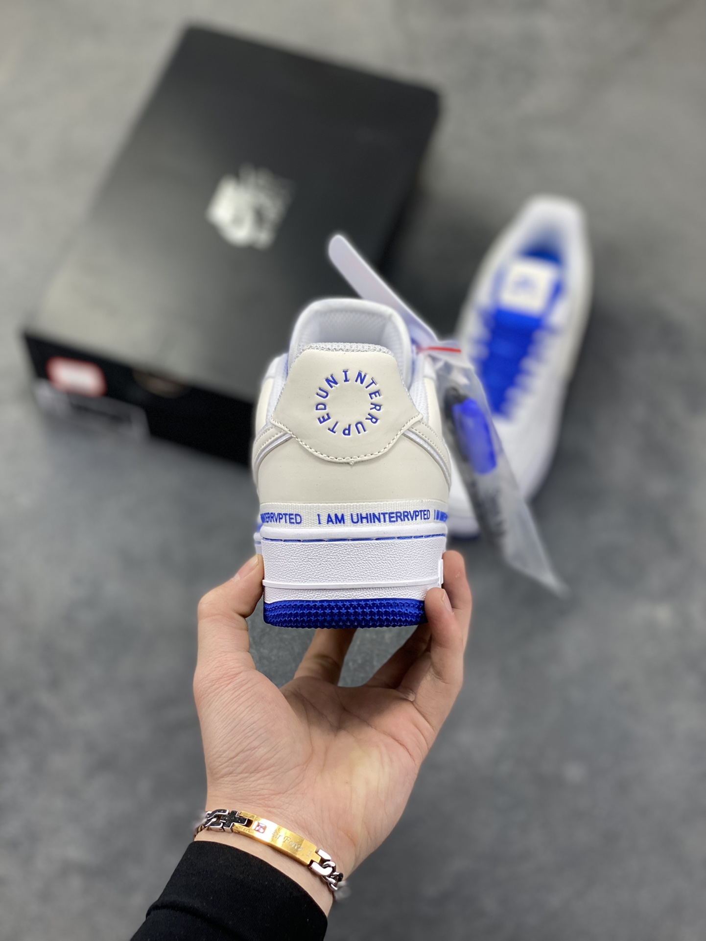 图片[4]-詹皇公司联名款Uninterrupted x Nike Air Force 1 ”MORE THAN____“ 白宝蓝签名涂鸦3M 原装正确超软头层荔枝纹皮革材质#原楦开发版型纸版#内置全掌Sole气垫#附送涂鸦签字笔 空军一号经典百搭休闲运动板鞋 货号：CQ0494-100 尺码：36 36.5 37.5 38 38.5 39 40 40.5 41 42 42.5 43 44 44.5 45-选品中心