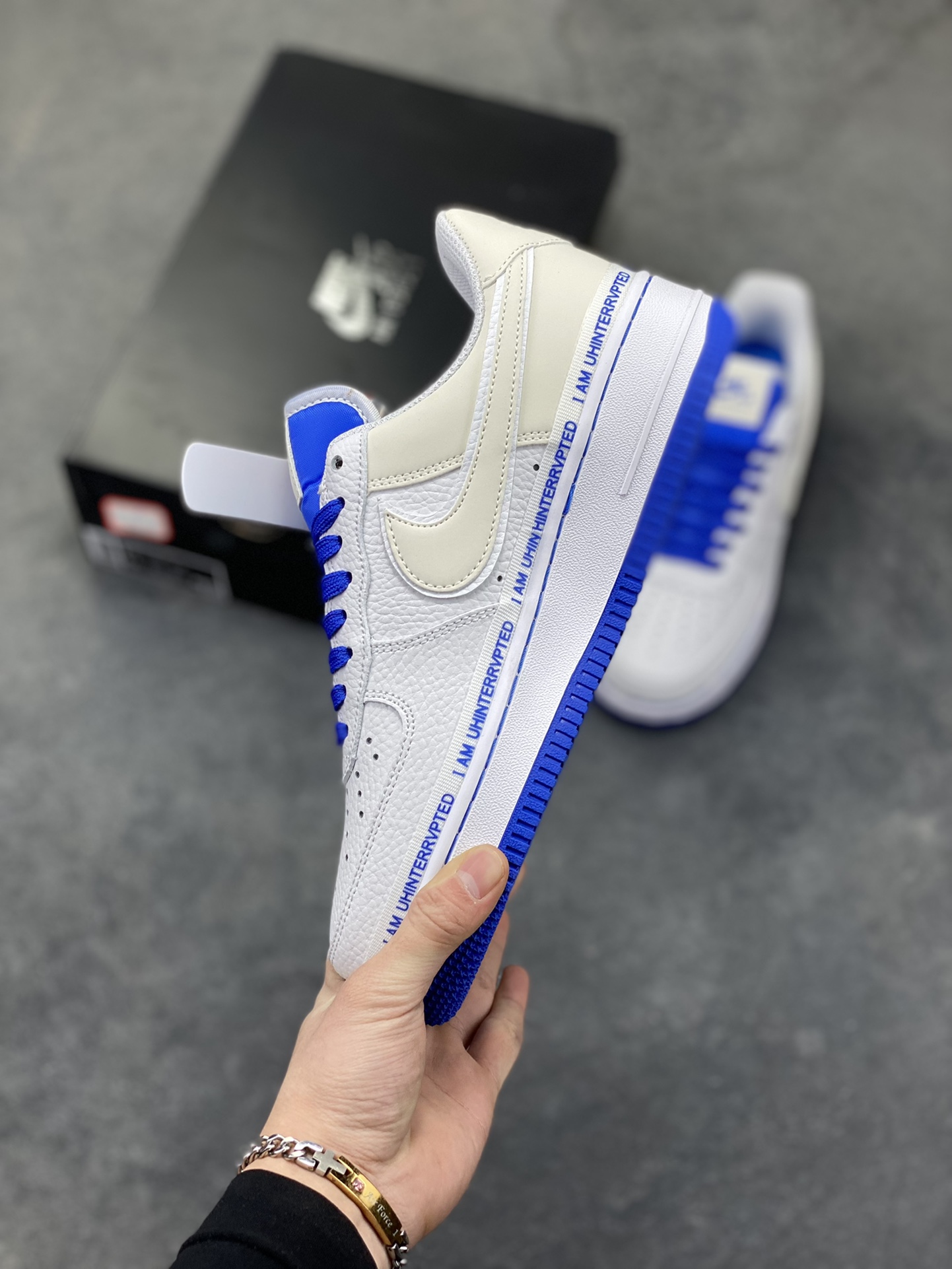 图片[3]-詹皇公司联名款Uninterrupted x Nike Air Force 1 ”MORE THAN____“ 白宝蓝签名涂鸦3M 原装正确超软头层荔枝纹皮革材质#原楦开发版型纸版#内置全掌Sole气垫#附送涂鸦签字笔 空军一号经典百搭休闲运动板鞋 货号：CQ0494-100 尺码：36 36.5 37.5 38 38.5 39 40 40.5 41 42 42.5 43 44 44.5 45-选品中心