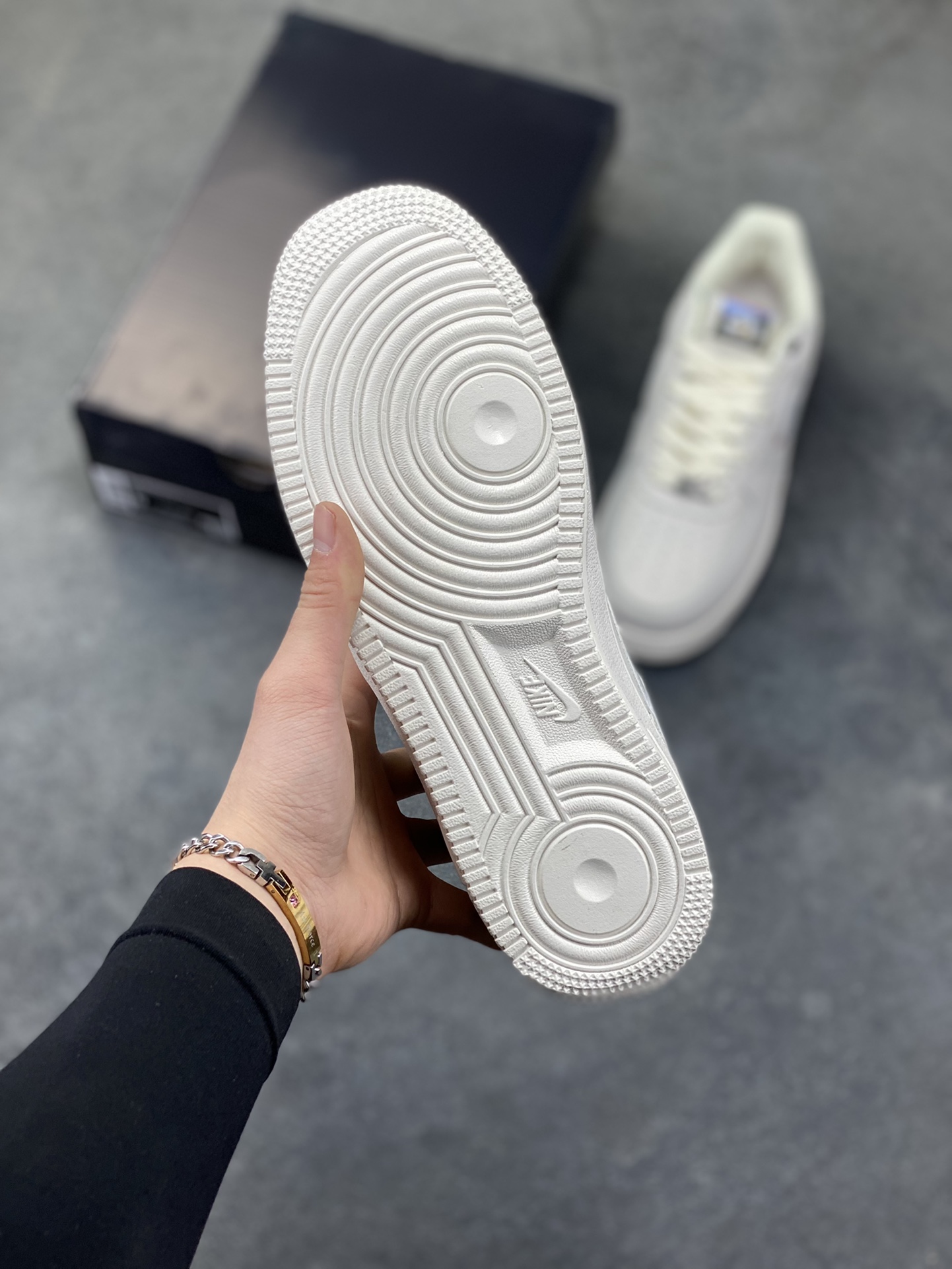 图片[5]-NIke Air Force 1 ‘07 Low 空军一号低帮 运动鞋 休闲鞋 折边针车 工艺难度大 原楦头原纸板 原装鞋盒 定制五金配件 内置全掌气垫 原厂鞋底 货号：IQ1119-011 尺码：36 36.5 37.5 38 38.5 39 40 40.5 41 42 42.5 43 44 44.5 45-选品中心