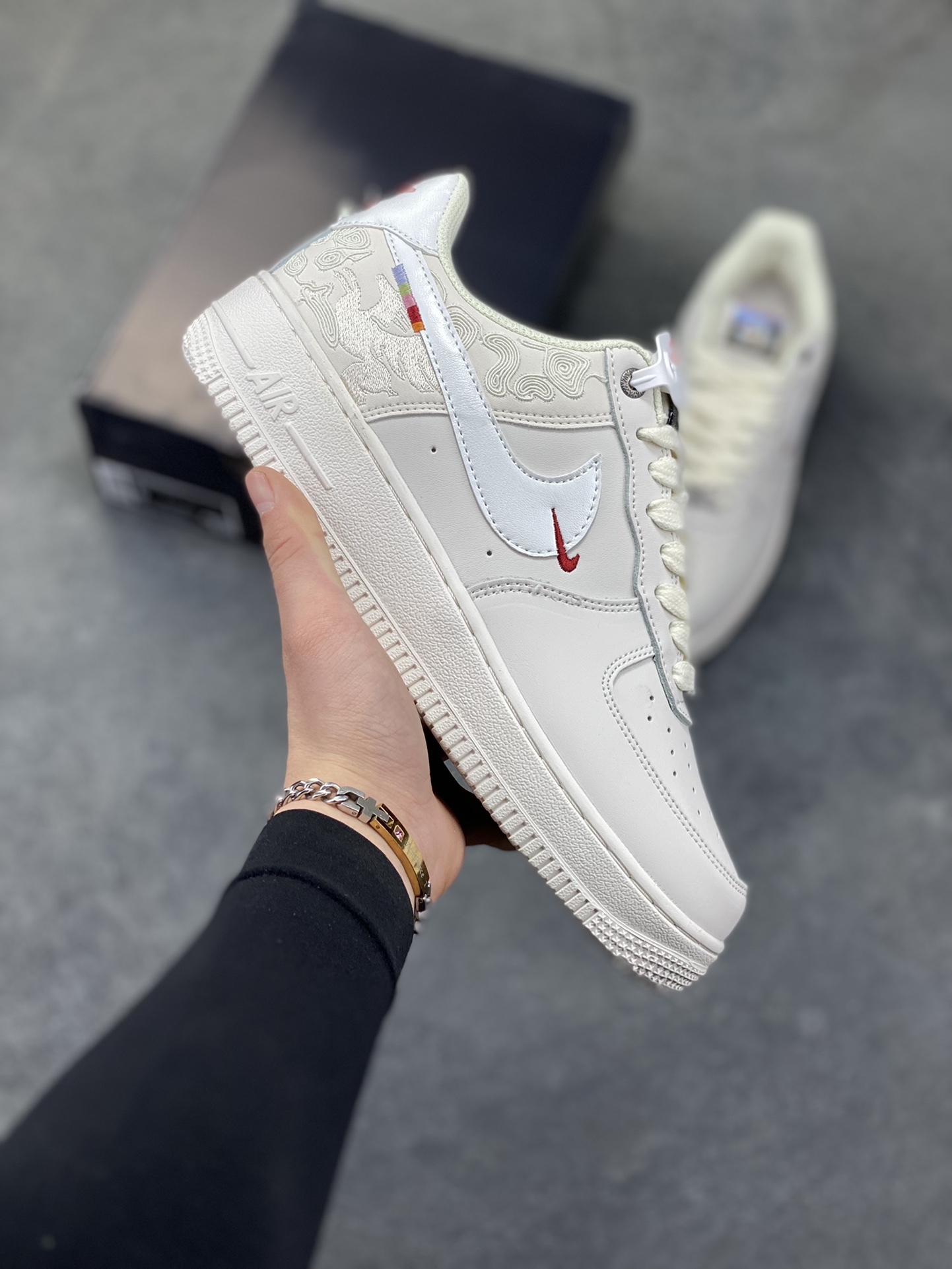 NIke Air Force 1 ‘07 Low 空军一号低帮 运动鞋 休闲鞋 折边针车 工艺难度大 原楦头原纸板 原装鞋盒 定制五金配件 内置全掌气垫 原厂鞋底 货号：IQ1119-011 尺码：36 36.5 37.5 38 38.5 39 40 40.5 41 42 42.5 43 44 44.5 45-选品中心
