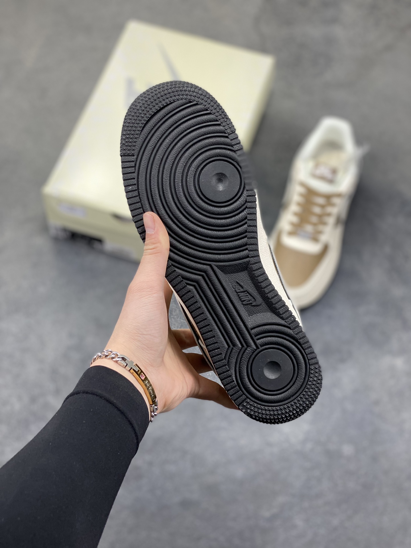 图片[5]-高端定制Nike Air Force 1 ‘07 Low “NIKE联名——米白棕” 高端定制 低帮休闲板鞋 定制鞋盒 大厂纯原品质出货 超高清洁度 皮料切割干净无任何毛边 细节完美 货号：XD9314-618 尺码：36 36.5 37.5 38 38.5 39 40 40.5 41 42 42.5 43 44 44.5 45-选品中心