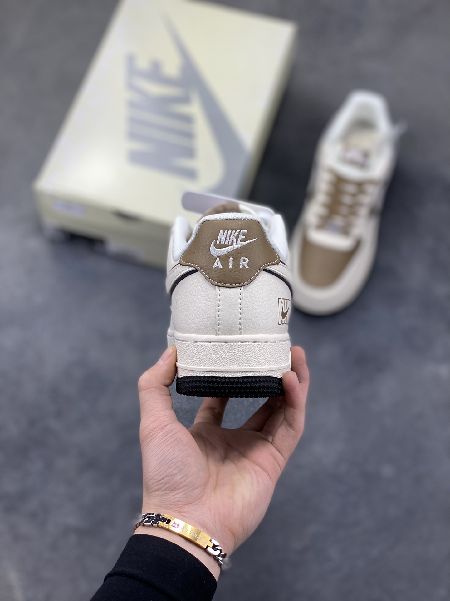 图片[4]-高端定制Nike Air Force 1 ‘07 Low “NIKE联名——米白棕” 高端定制 低帮休闲板鞋 定制鞋盒 大厂纯原品质出货 超高清洁度 皮料切割干净无任何毛边 细节完美 货号：XD9314-618 尺码：36 36.5 37.5 38 38.5 39 40 40.5 41 42 42.5 43 44 44.5 45-选品中心
