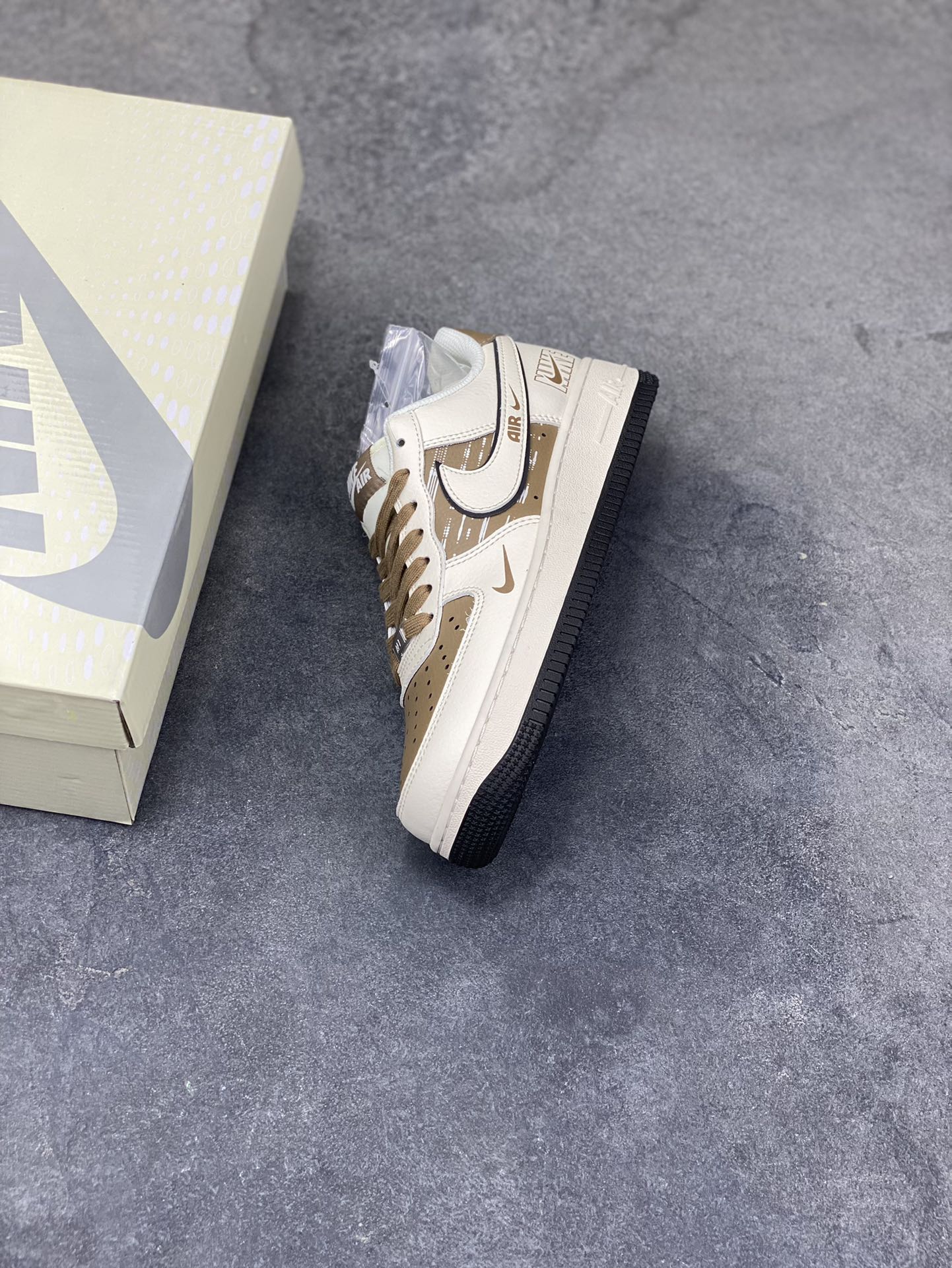 图片[7]-高端定制Nike Air Force 1 ‘07 Low “NIKE联名——米白棕” 高端定制 低帮休闲板鞋 定制鞋盒 大厂纯原品质出货 超高清洁度 皮料切割干净无任何毛边 细节完美 货号：XD9314-618 尺码：36 36.5 37.5 38 38.5 39 40 40.5 41 42 42.5 43 44 44.5 45-选品中心