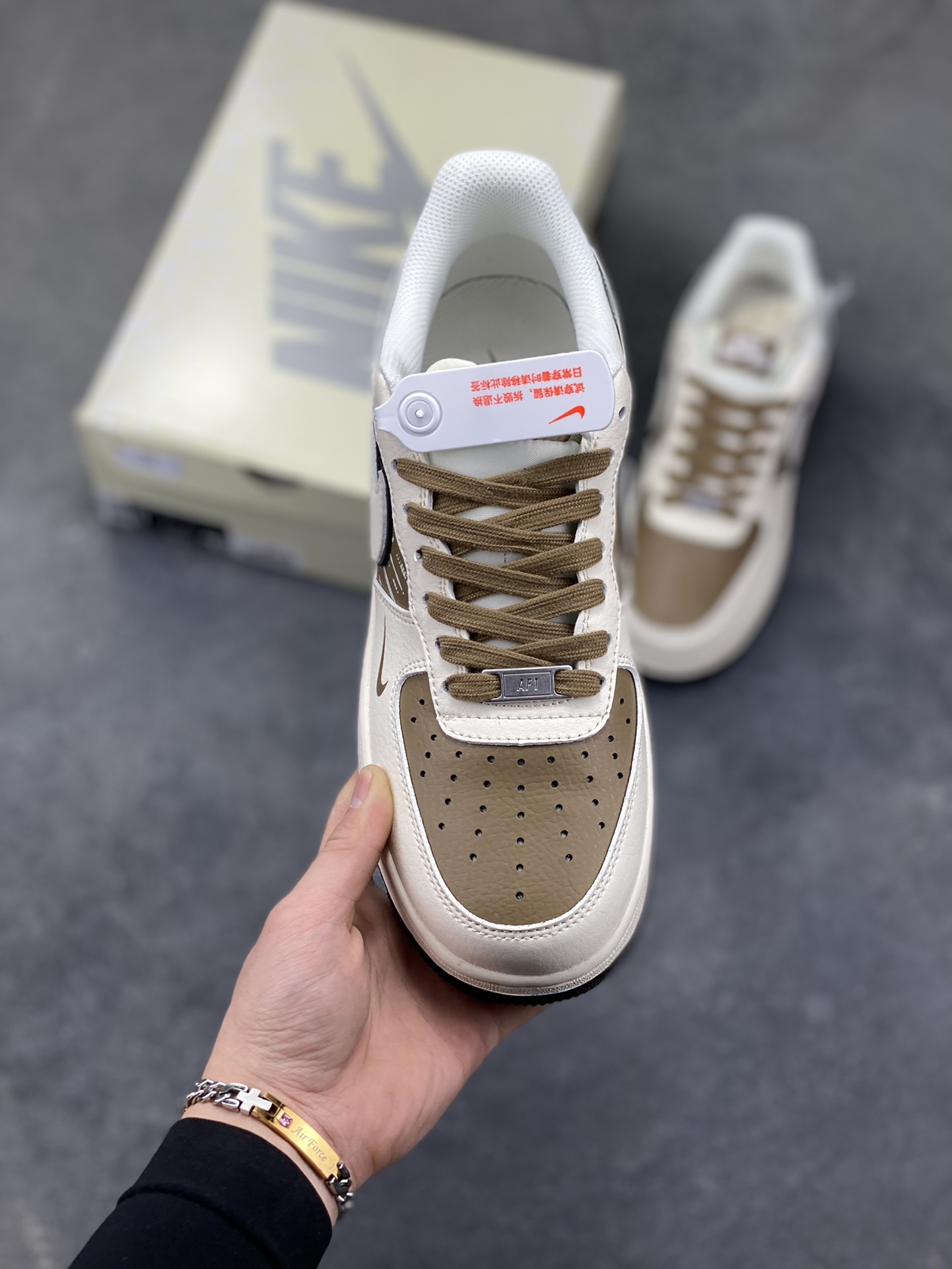 图片[2]-高端定制Nike Air Force 1 ‘07 Low “NIKE联名——米白棕” 高端定制 低帮休闲板鞋 定制鞋盒 大厂纯原品质出货 超高清洁度 皮料切割干净无任何毛边 细节完美 货号：XD9314-618 尺码：36 36.5 37.5 38 38.5 39 40 40.5 41 42 42.5 43 44 44.5 45-选品中心