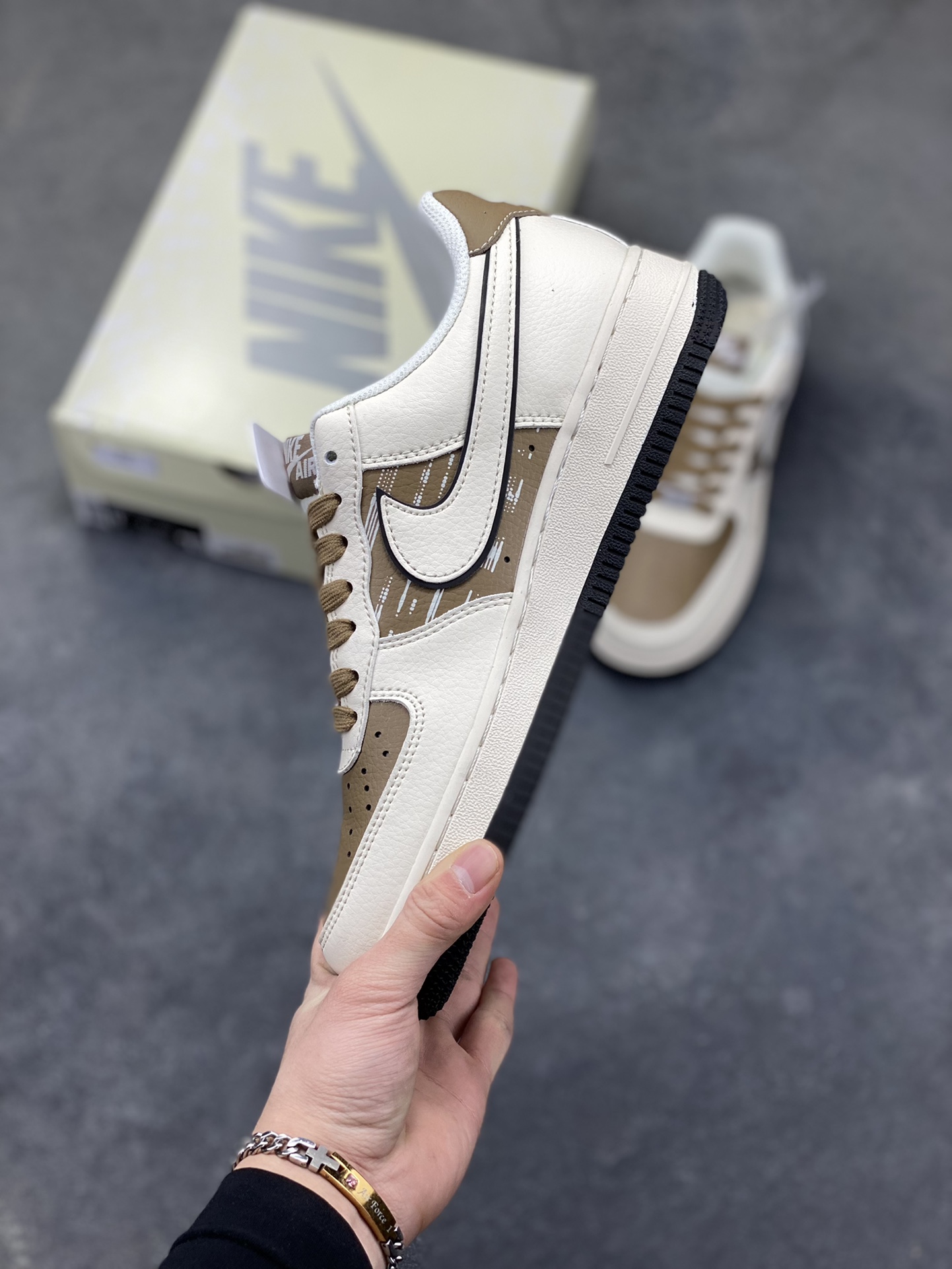 图片[3]-高端定制Nike Air Force 1 ‘07 Low “NIKE联名——米白棕” 高端定制 低帮休闲板鞋 定制鞋盒 大厂纯原品质出货 超高清洁度 皮料切割干净无任何毛边 细节完美 货号：XD9314-618 尺码：36 36.5 37.5 38 38.5 39 40 40.5 41 42 42.5 43 44 44.5 45-选品中心