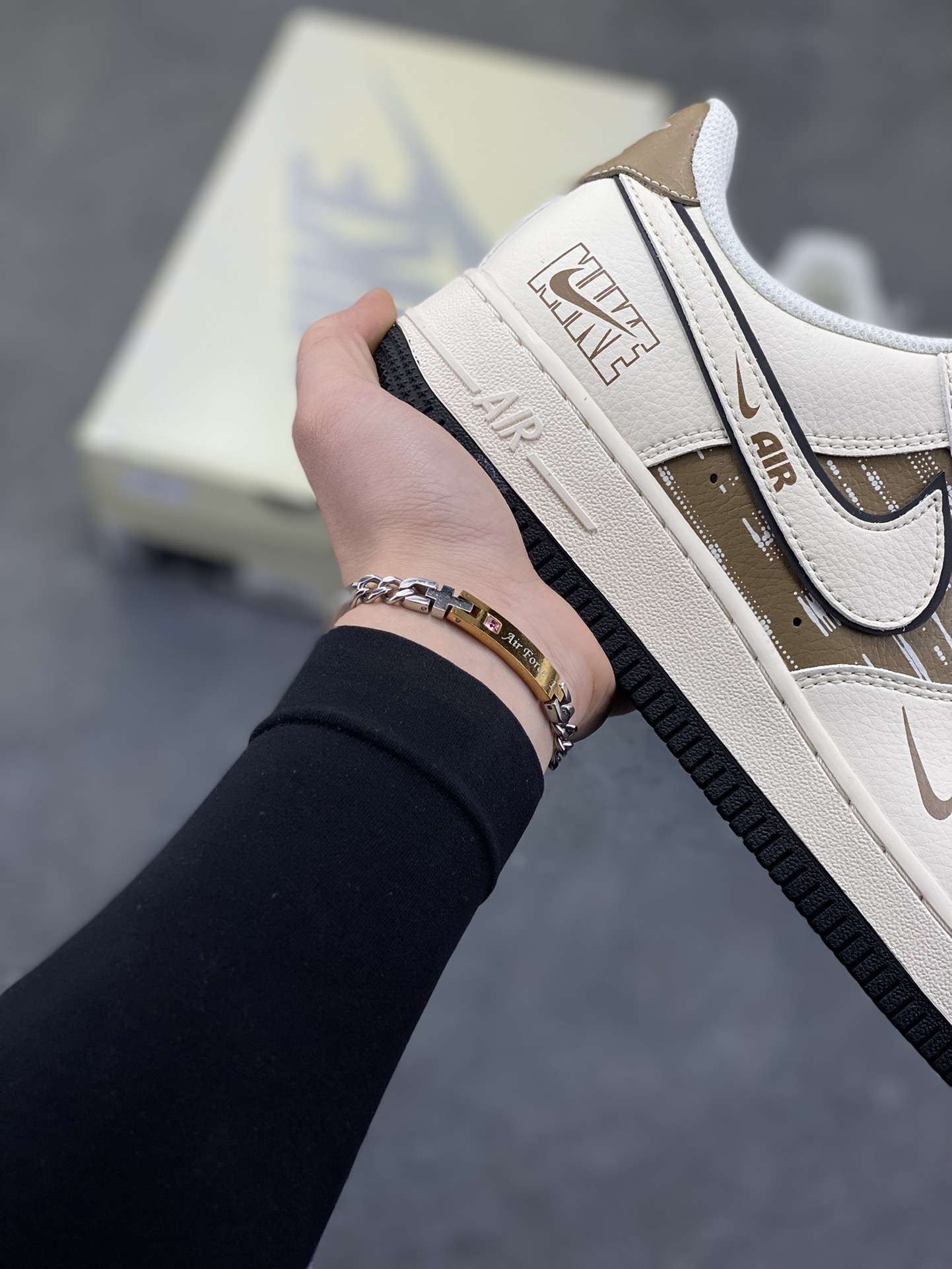 图片[6]-高端定制Nike Air Force 1 ‘07 Low “NIKE联名——米白棕” 高端定制 低帮休闲板鞋 定制鞋盒 大厂纯原品质出货 超高清洁度 皮料切割干净无任何毛边 细节完美 货号：XD9314-618 尺码：36 36.5 37.5 38 38.5 39 40 40.5 41 42 42.5 43 44 44.5 45-选品中心