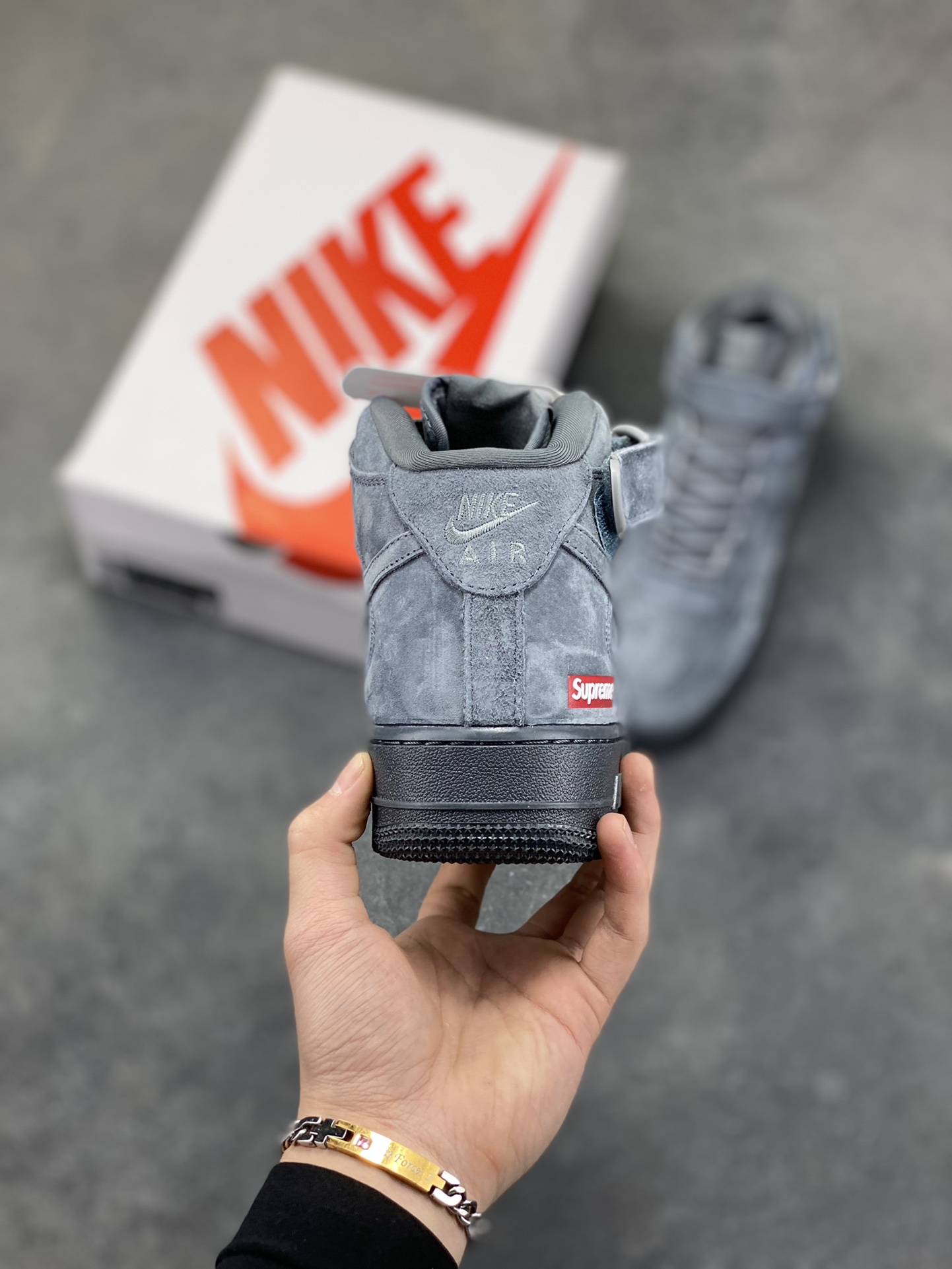 图片[4]-灰调麂皮的质感暴击！Supreme x Nike Air Force 1 Mid 这波联名直接把街头美学玩到极致💥 整张翻毛麂皮包裹鞋身，哑光灰调低调又高级，红标Logo和鞋侧小勾的细节堪称点睛之笔。中帮魔术贴的经典设计，搭配黑底Air大底，踩上脚既是复古情怀，也是当下最顶的潮流表达，秋冬穿搭的硬核单品非它莫属！ 货号：DV0788-02 尺码：36 36.5 37.5 38 38.5 39 40 40.5 41 42 42.5 43 44 44.5 45-选品中心