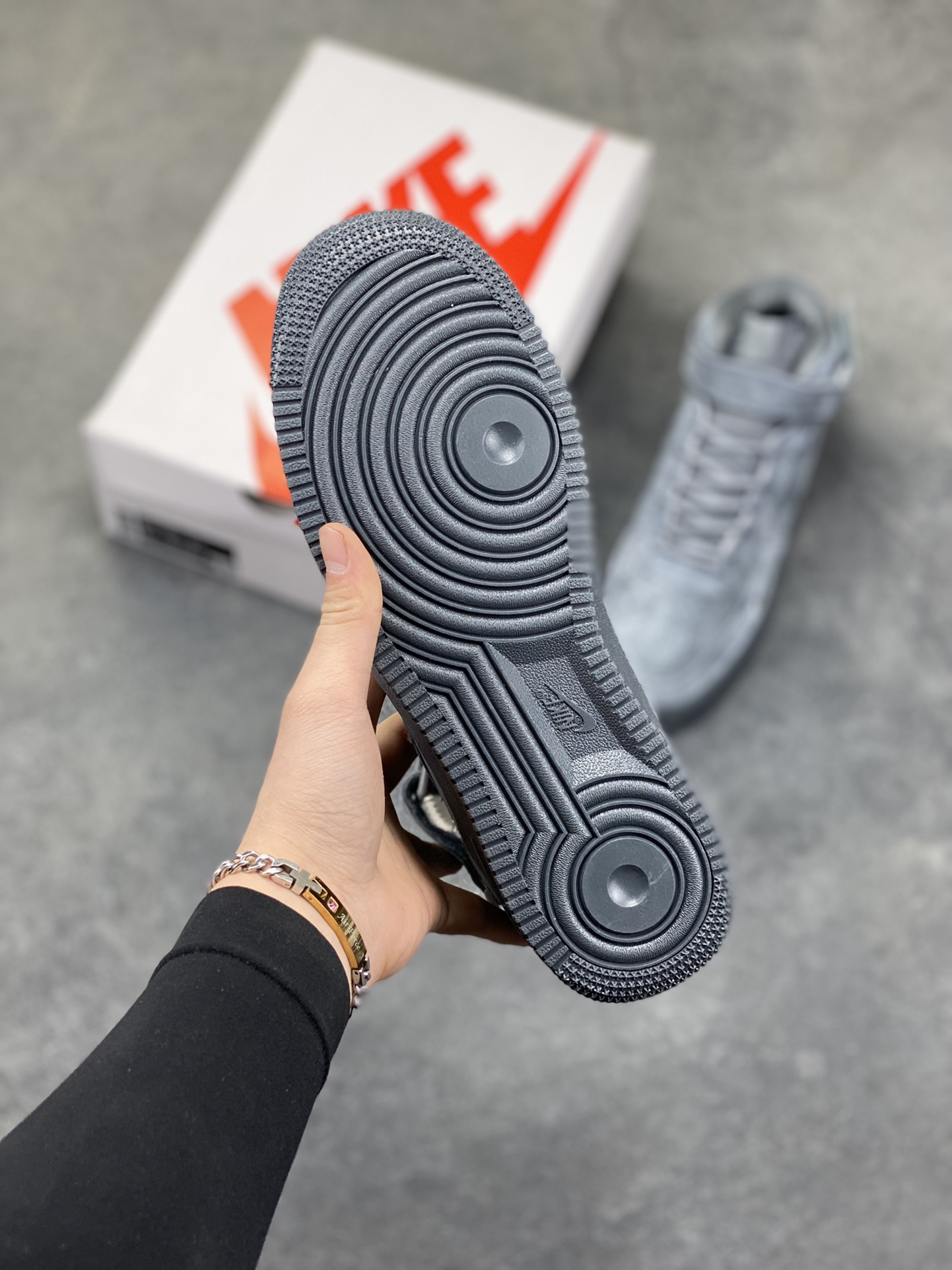 图片[5]-灰调麂皮的质感暴击！Supreme x Nike Air Force 1 Mid 这波联名直接把街头美学玩到极致💥 整张翻毛麂皮包裹鞋身，哑光灰调低调又高级，红标Logo和鞋侧小勾的细节堪称点睛之笔。中帮魔术贴的经典设计，搭配黑底Air大底，踩上脚既是复古情怀，也是当下最顶的潮流表达，秋冬穿搭的硬核单品非它莫属！ 货号：DV0788-02 尺码：36 36.5 37.5 38 38.5 39 40 40.5 41 42 42.5 43 44 44.5 45-选品中心