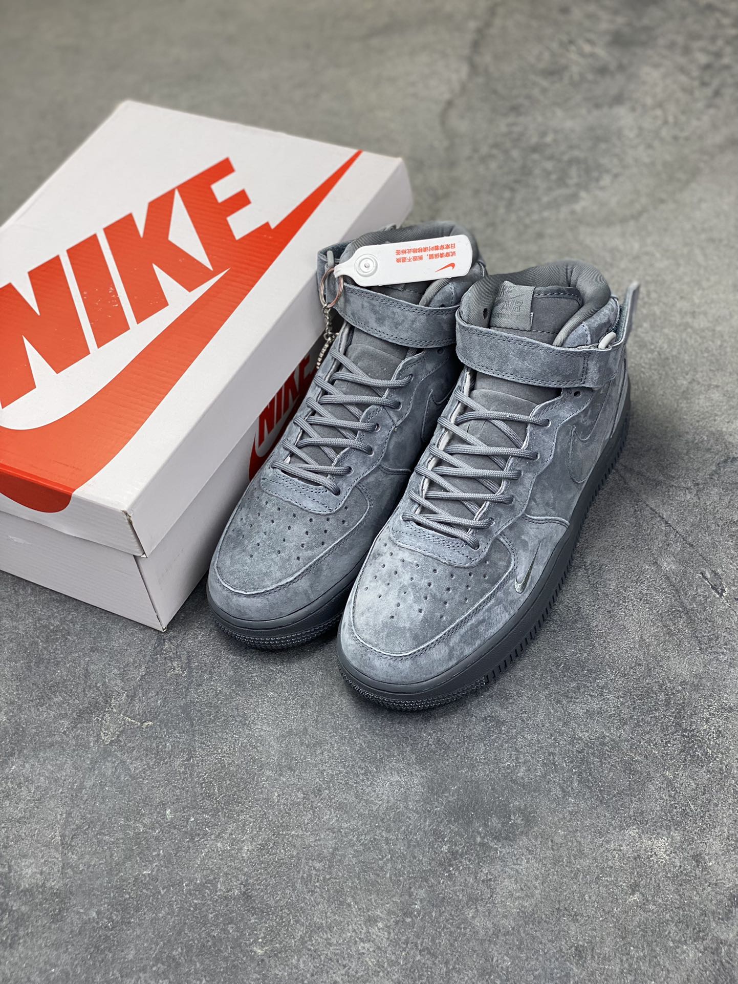 图片[8]-灰调麂皮的质感暴击！Supreme x Nike Air Force 1 Mid 这波联名直接把街头美学玩到极致💥 整张翻毛麂皮包裹鞋身，哑光灰调低调又高级，红标Logo和鞋侧小勾的细节堪称点睛之笔。中帮魔术贴的经典设计，搭配黑底Air大底，踩上脚既是复古情怀，也是当下最顶的潮流表达，秋冬穿搭的硬核单品非它莫属！ 货号：DV0788-02 尺码：36 36.5 37.5 38 38.5 39 40 40.5 41 42 42.5 43 44 44.5 45-选品中心