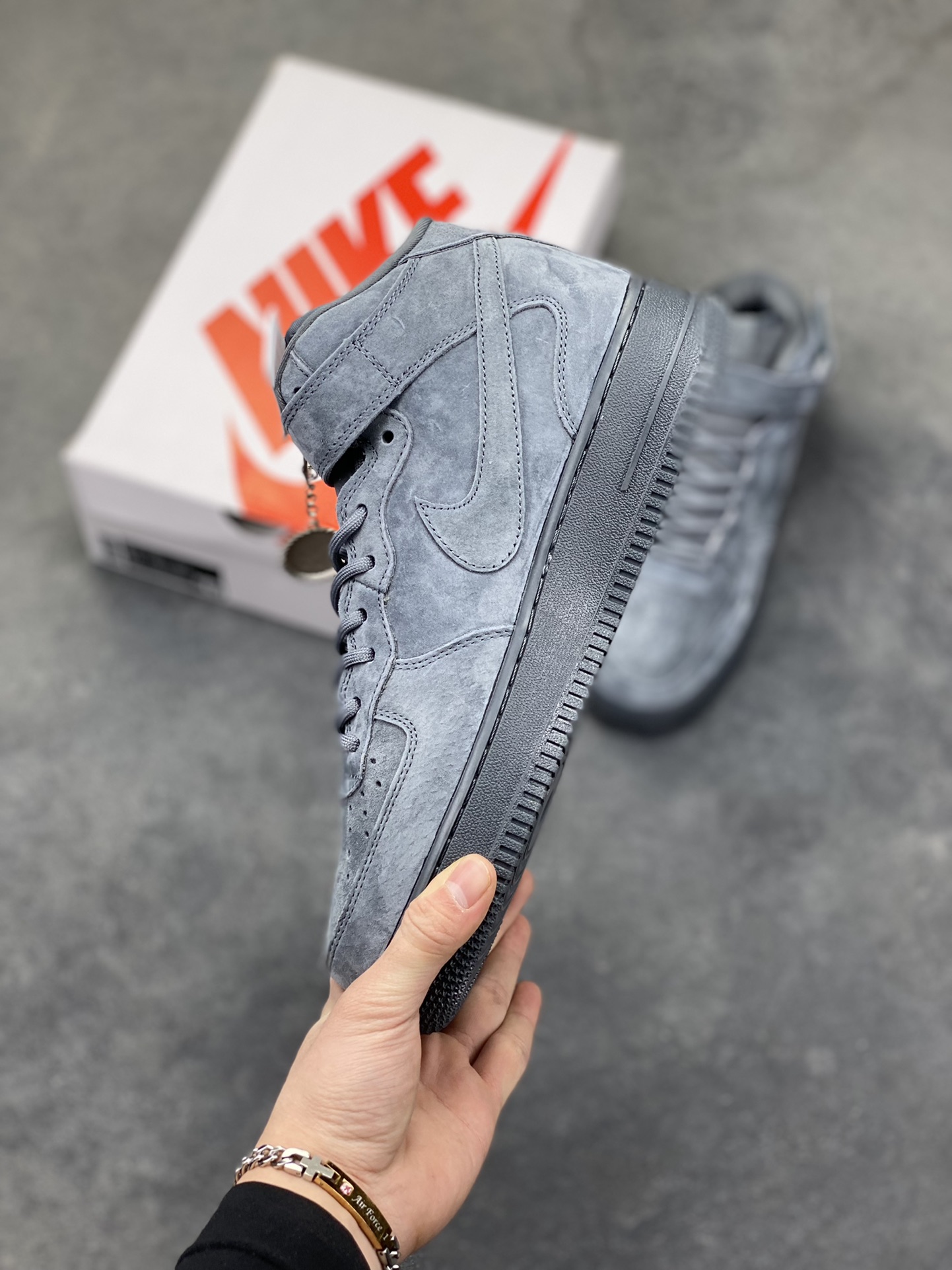 图片[3]-灰调麂皮的质感暴击！Supreme x Nike Air Force 1 Mid 这波联名直接把街头美学玩到极致💥 整张翻毛麂皮包裹鞋身，哑光灰调低调又高级，红标Logo和鞋侧小勾的细节堪称点睛之笔。中帮魔术贴的经典设计，搭配黑底Air大底，踩上脚既是复古情怀，也是当下最顶的潮流表达，秋冬穿搭的硬核单品非它莫属！ 货号：DV0788-02 尺码：36 36.5 37.5 38 38.5 39 40 40.5 41 42 42.5 43 44 44.5 45-选品中心