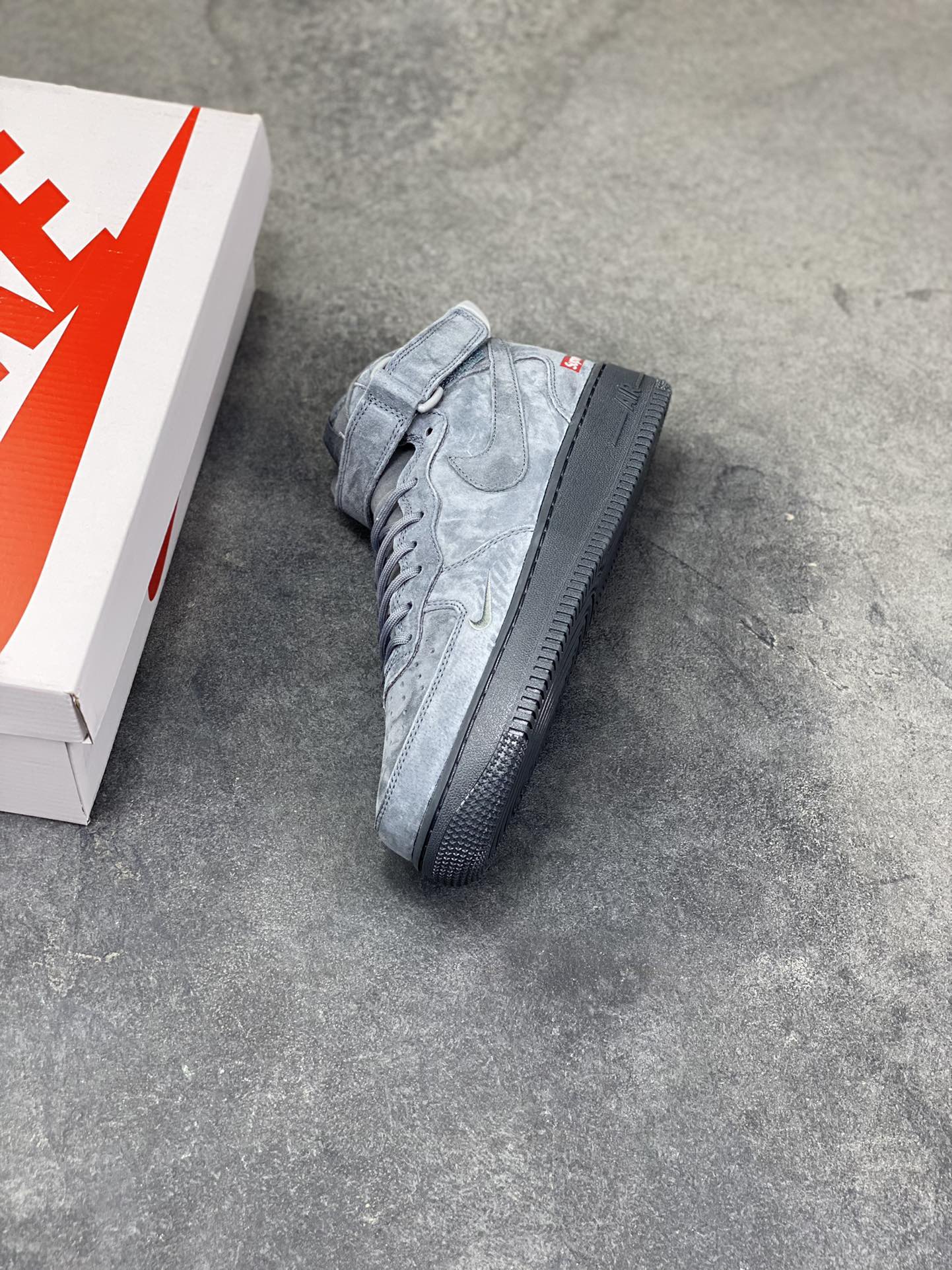 图片[7]-灰调麂皮的质感暴击！Supreme x Nike Air Force 1 Mid 这波联名直接把街头美学玩到极致💥 整张翻毛麂皮包裹鞋身，哑光灰调低调又高级，红标Logo和鞋侧小勾的细节堪称点睛之笔。中帮魔术贴的经典设计，搭配黑底Air大底，踩上脚既是复古情怀，也是当下最顶的潮流表达，秋冬穿搭的硬核单品非它莫属！ 货号：DV0788-02 尺码：36 36.5 37.5 38 38.5 39 40 40.5 41 42 42.5 43 44 44.5 45-选品中心