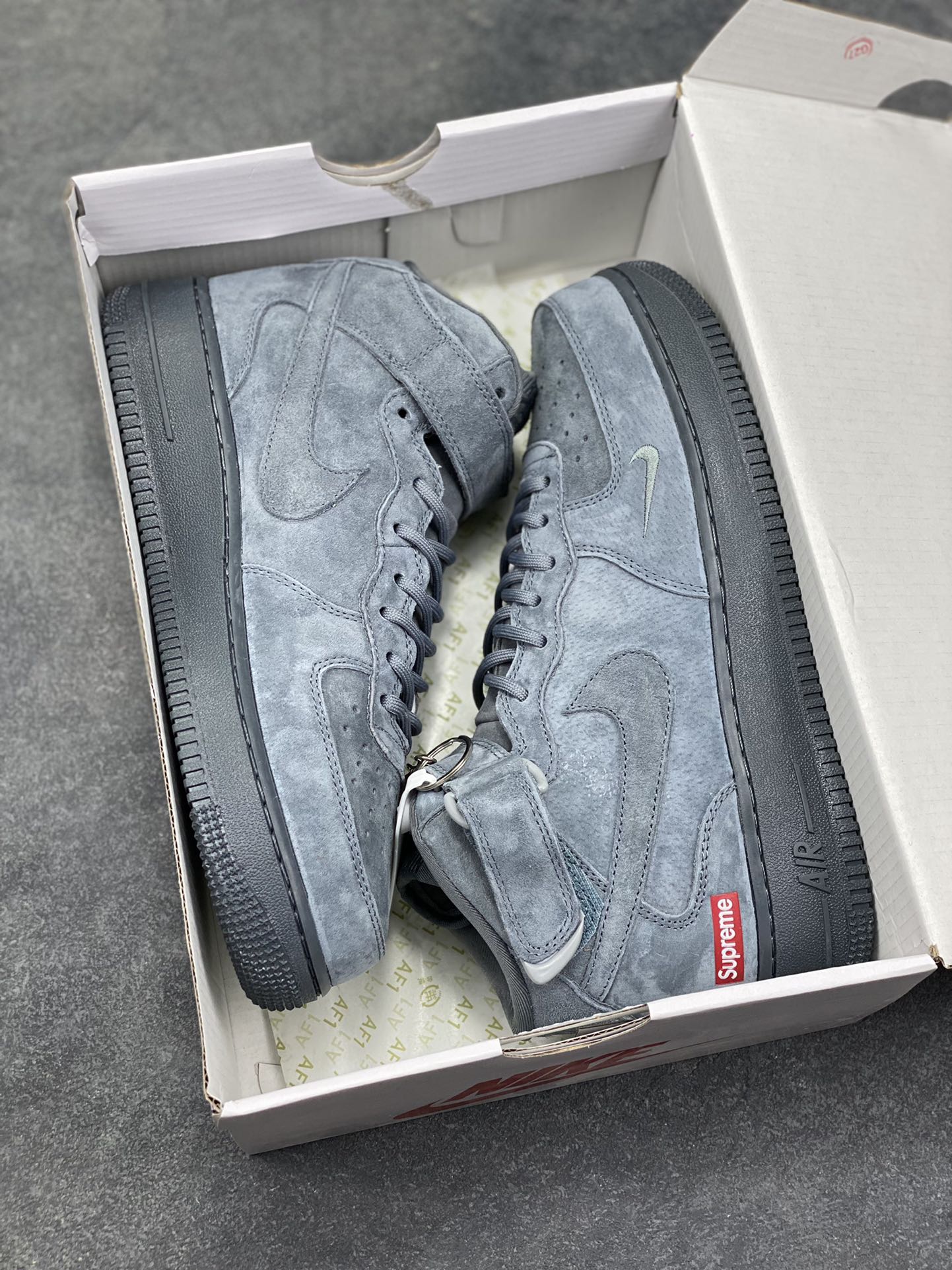 图片[9]-灰调麂皮的质感暴击！Supreme x Nike Air Force 1 Mid 这波联名直接把街头美学玩到极致💥 整张翻毛麂皮包裹鞋身，哑光灰调低调又高级，红标Logo和鞋侧小勾的细节堪称点睛之笔。中帮魔术贴的经典设计，搭配黑底Air大底，踩上脚既是复古情怀，也是当下最顶的潮流表达，秋冬穿搭的硬核单品非它莫属！ 货号：DV0788-02 尺码：36 36.5 37.5 38 38.5 39 40 40.5 41 42 42.5 43 44 44.5 45-选品中心