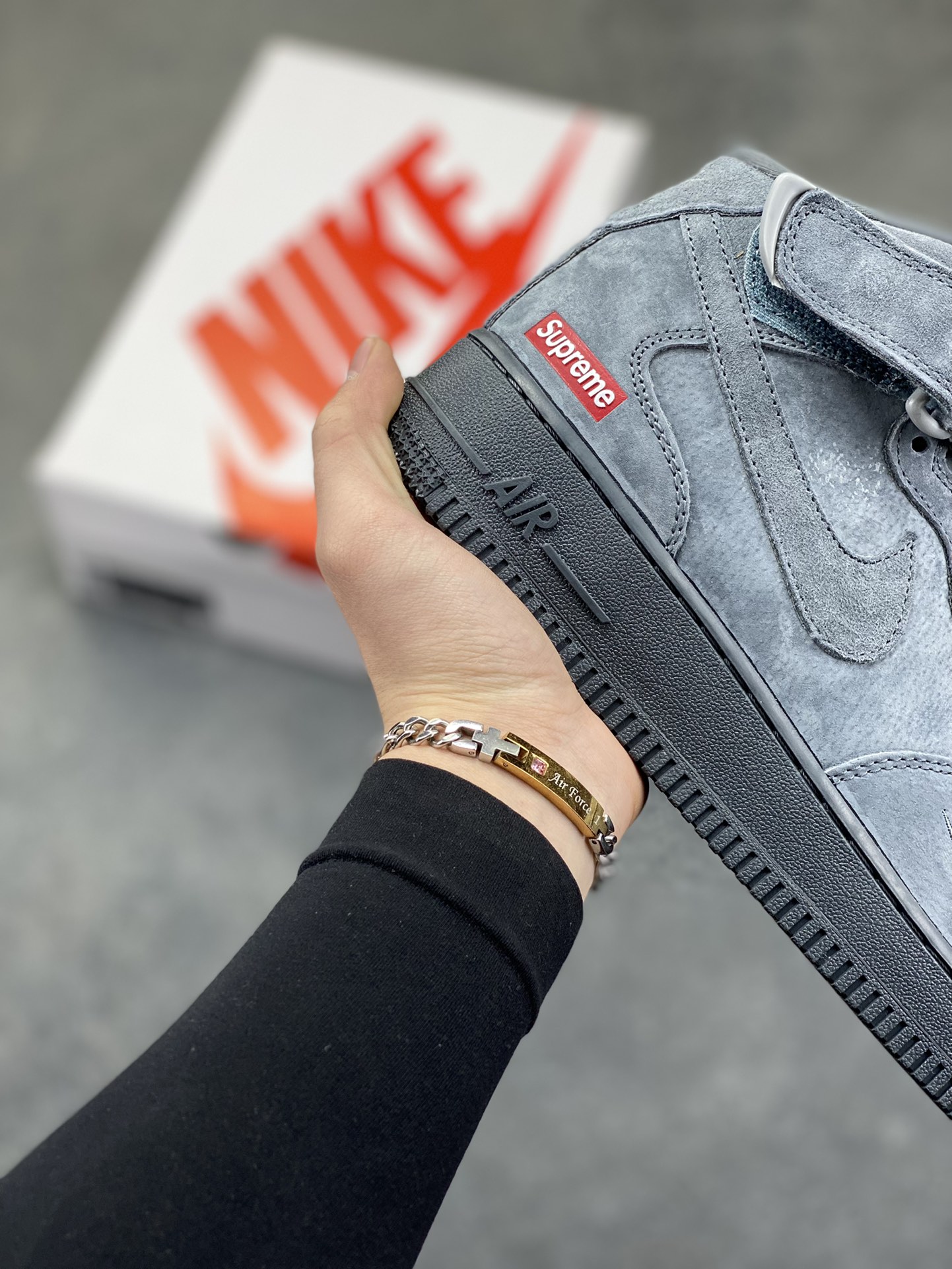 图片[6]-灰调麂皮的质感暴击！Supreme x Nike Air Force 1 Mid 这波联名直接把街头美学玩到极致💥 整张翻毛麂皮包裹鞋身，哑光灰调低调又高级，红标Logo和鞋侧小勾的细节堪称点睛之笔。中帮魔术贴的经典设计，搭配黑底Air大底，踩上脚既是复古情怀，也是当下最顶的潮流表达，秋冬穿搭的硬核单品非它莫属！ 货号：DV0788-02 尺码：36 36.5 37.5 38 38.5 39 40 40.5 41 42 42.5 43 44 44.5 45-选品中心