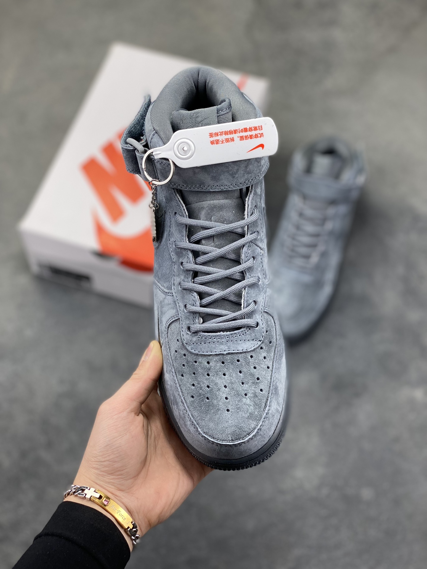 图片[2]-灰调麂皮的质感暴击！Supreme x Nike Air Force 1 Mid 这波联名直接把街头美学玩到极致💥 整张翻毛麂皮包裹鞋身，哑光灰调低调又高级，红标Logo和鞋侧小勾的细节堪称点睛之笔。中帮魔术贴的经典设计，搭配黑底Air大底，踩上脚既是复古情怀，也是当下最顶的潮流表达，秋冬穿搭的硬核单品非它莫属！ 货号：DV0788-02 尺码：36 36.5 37.5 38 38.5 39 40 40.5 41 42 42.5 43 44 44.5 45-选品中心