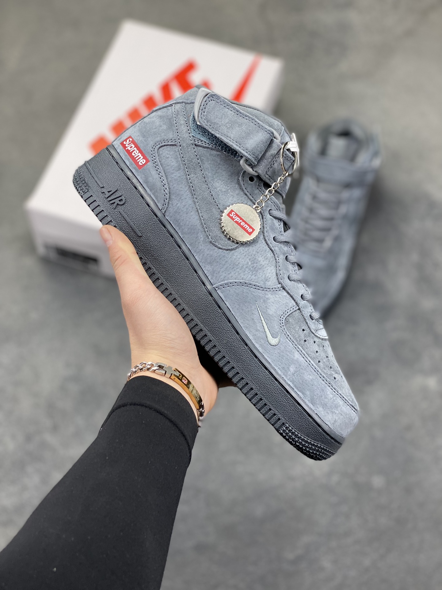灰调麂皮的质感暴击！Supreme x Nike Air Force 1 Mid 这波联名直接把街头美学玩到极致💥 整张翻毛麂皮包裹鞋身，哑光灰调低调又高级，红标Logo和鞋侧小勾的细节堪称点睛之笔。中帮魔术贴的经典设计，搭配黑底Air大底，踩上脚既是复古情怀，也是当下最顶的潮流表达，秋冬穿搭的硬核单品非它莫属！ 货号：DV0788-02 尺码：36 36.5 37.5 38 38.5 39 40 40.5 41 42 42.5 43 44 44.5 45-选品中心