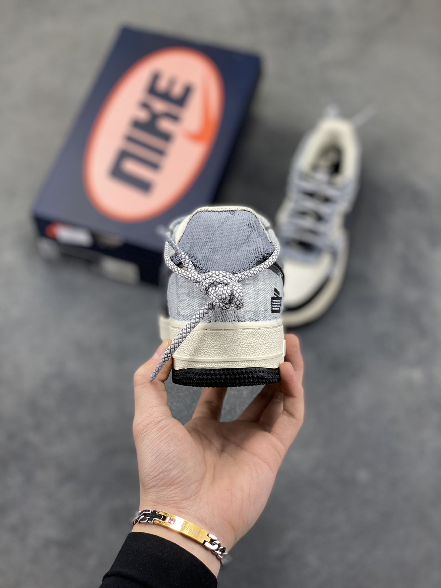 图片[4]-手绘涂鸦“暗黑涂鸦”Nike Air Force 1 “Dark Gothic Graffiti”空军一号定制板鞋 暗黑美学为底色：灰白做旧基底叠加深灰涂鸦笔触，“WEDNESDAY” 字样与 “CARPE DIEM” 标语自带冷感气场，做旧毛边、拼接材质更添复古颓废质感。把剧里的疏离酷感穿在脚上，每一处手绘细节都是暗黑风格的具象表达，是自带 “生人勿近” 氛围的潮酷单品 货号：FB0607-110 尺码： 36 36.5 37.5 38 38.5 39 40 40.5 41 42 42.5 43 44 44.5 45-选品中心