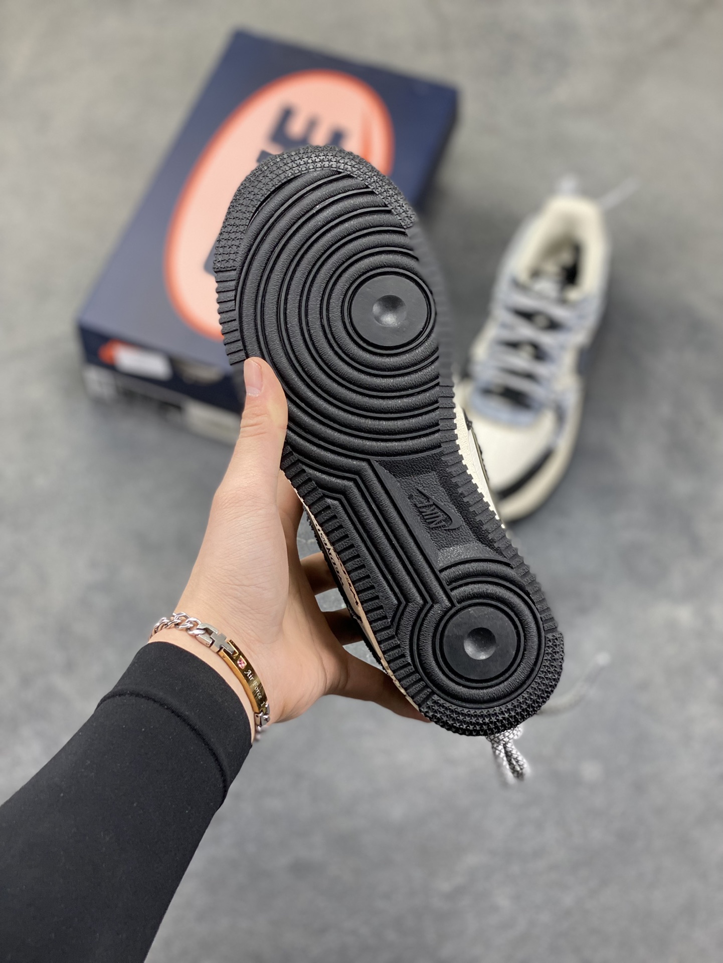 图片[5]-手绘涂鸦“暗黑涂鸦”Nike Air Force 1 “Dark Gothic Graffiti”空军一号定制板鞋 暗黑美学为底色：灰白做旧基底叠加深灰涂鸦笔触，“WEDNESDAY” 字样与 “CARPE DIEM” 标语自带冷感气场，做旧毛边、拼接材质更添复古颓废质感。把剧里的疏离酷感穿在脚上，每一处手绘细节都是暗黑风格的具象表达，是自带 “生人勿近” 氛围的潮酷单品 货号：FB0607-110 尺码： 36 36.5 37.5 38 38.5 39 40 40.5 41 42 42.5 43 44 44.5 45-选品中心