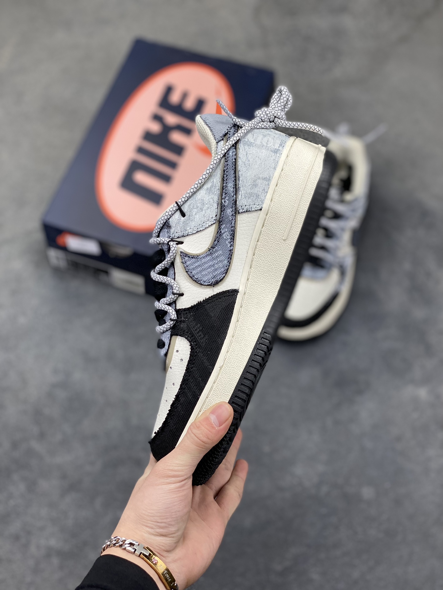 图片[3]-手绘涂鸦“暗黑涂鸦”Nike Air Force 1 “Dark Gothic Graffiti”空军一号定制板鞋 暗黑美学为底色：灰白做旧基底叠加深灰涂鸦笔触，“WEDNESDAY” 字样与 “CARPE DIEM” 标语自带冷感气场，做旧毛边、拼接材质更添复古颓废质感。把剧里的疏离酷感穿在脚上，每一处手绘细节都是暗黑风格的具象表达，是自带 “生人勿近” 氛围的潮酷单品 货号：FB0607-110 尺码： 36 36.5 37.5 38 38.5 39 40 40.5 41 42 42.5 43 44 44.5 45-选品中心