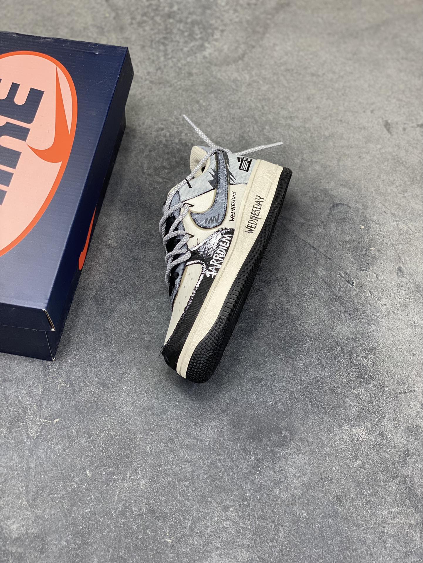 图片[7]-手绘涂鸦“暗黑涂鸦”Nike Air Force 1 “Dark Gothic Graffiti”空军一号定制板鞋 暗黑美学为底色：灰白做旧基底叠加深灰涂鸦笔触，“WEDNESDAY” 字样与 “CARPE DIEM” 标语自带冷感气场，做旧毛边、拼接材质更添复古颓废质感。把剧里的疏离酷感穿在脚上，每一处手绘细节都是暗黑风格的具象表达，是自带 “生人勿近” 氛围的潮酷单品 货号：FB0607-110 尺码： 36 36.5 37.5 38 38.5 39 40 40.5 41 42 42.5 43 44 44.5 45-选品中心