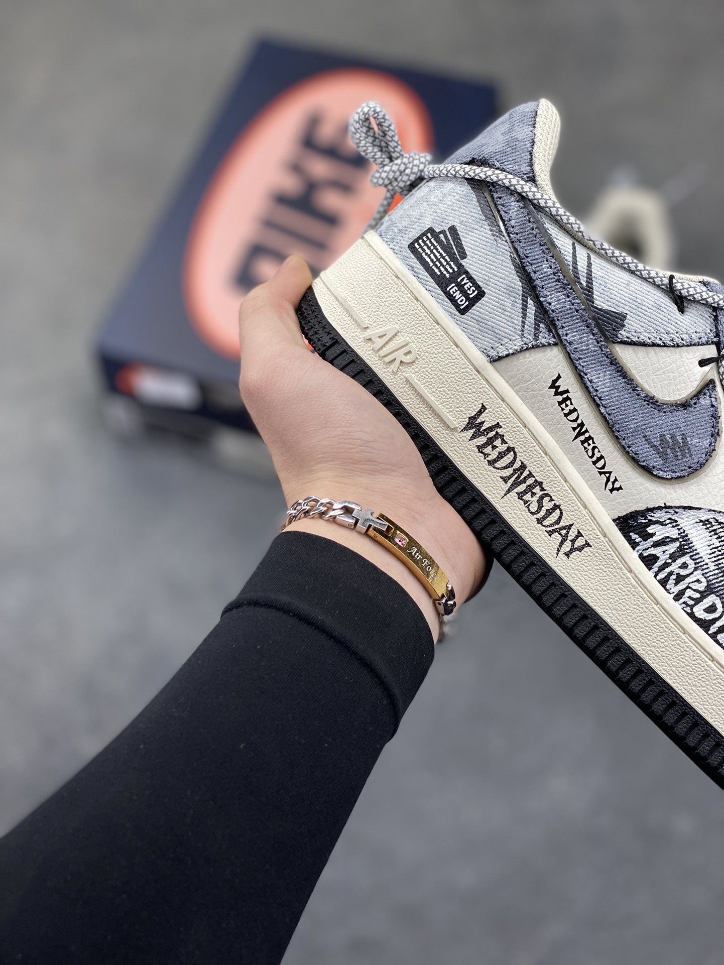 图片[6]-手绘涂鸦“暗黑涂鸦”Nike Air Force 1 “Dark Gothic Graffiti”空军一号定制板鞋 暗黑美学为底色：灰白做旧基底叠加深灰涂鸦笔触，“WEDNESDAY” 字样与 “CARPE DIEM” 标语自带冷感气场，做旧毛边、拼接材质更添复古颓废质感。把剧里的疏离酷感穿在脚上，每一处手绘细节都是暗黑风格的具象表达，是自带 “生人勿近” 氛围的潮酷单品 货号：FB0607-110 尺码： 36 36.5 37.5 38 38.5 39 40 40.5 41 42 42.5 43 44 44.5 45-选品中心