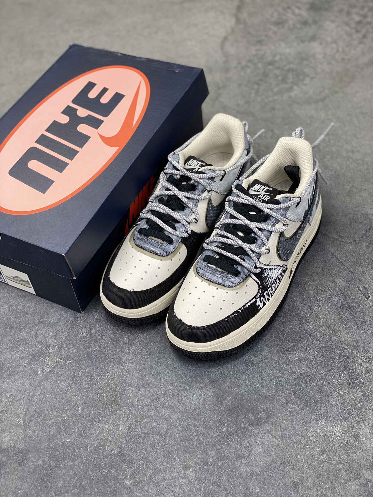 图片[8]-手绘涂鸦“暗黑涂鸦”Nike Air Force 1 “Dark Gothic Graffiti”空军一号定制板鞋 暗黑美学为底色：灰白做旧基底叠加深灰涂鸦笔触，“WEDNESDAY” 字样与 “CARPE DIEM” 标语自带冷感气场，做旧毛边、拼接材质更添复古颓废质感。把剧里的疏离酷感穿在脚上，每一处手绘细节都是暗黑风格的具象表达，是自带 “生人勿近” 氛围的潮酷单品 货号：FB0607-110 尺码： 36 36.5 37.5 38 38.5 39 40 40.5 41 42 42.5 43 44 44.5 45-选品中心