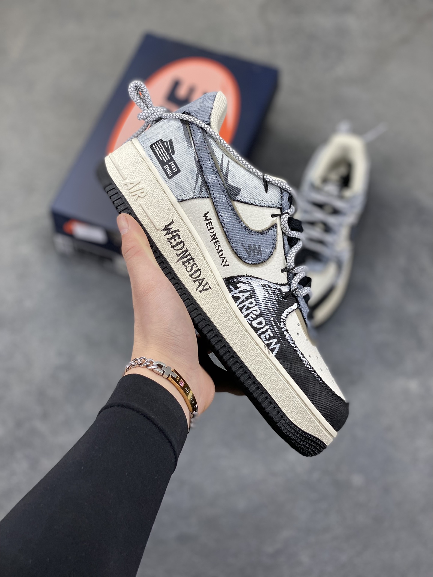 手绘涂鸦“暗黑涂鸦”Nike Air Force 1 “Dark Gothic Graffiti”空军一号定制板鞋 暗黑美学为底色：灰白做旧基底叠加深灰涂鸦笔触，“WEDNESDAY” 字样与 “CARPE DIEM” 标语自带冷感气场，做旧毛边、拼接材质更添复古颓废质感。把剧里的疏离酷感穿在脚上，每一处手绘细节都是暗黑风格的具象表达，是自带 “生人勿近” 氛围的潮酷单品 货号：FB0607-110 尺码： 36 36.5 37.5 38 38.5 39 40 40.5 41 42 42.5 43 44 44.5 45-选品中心