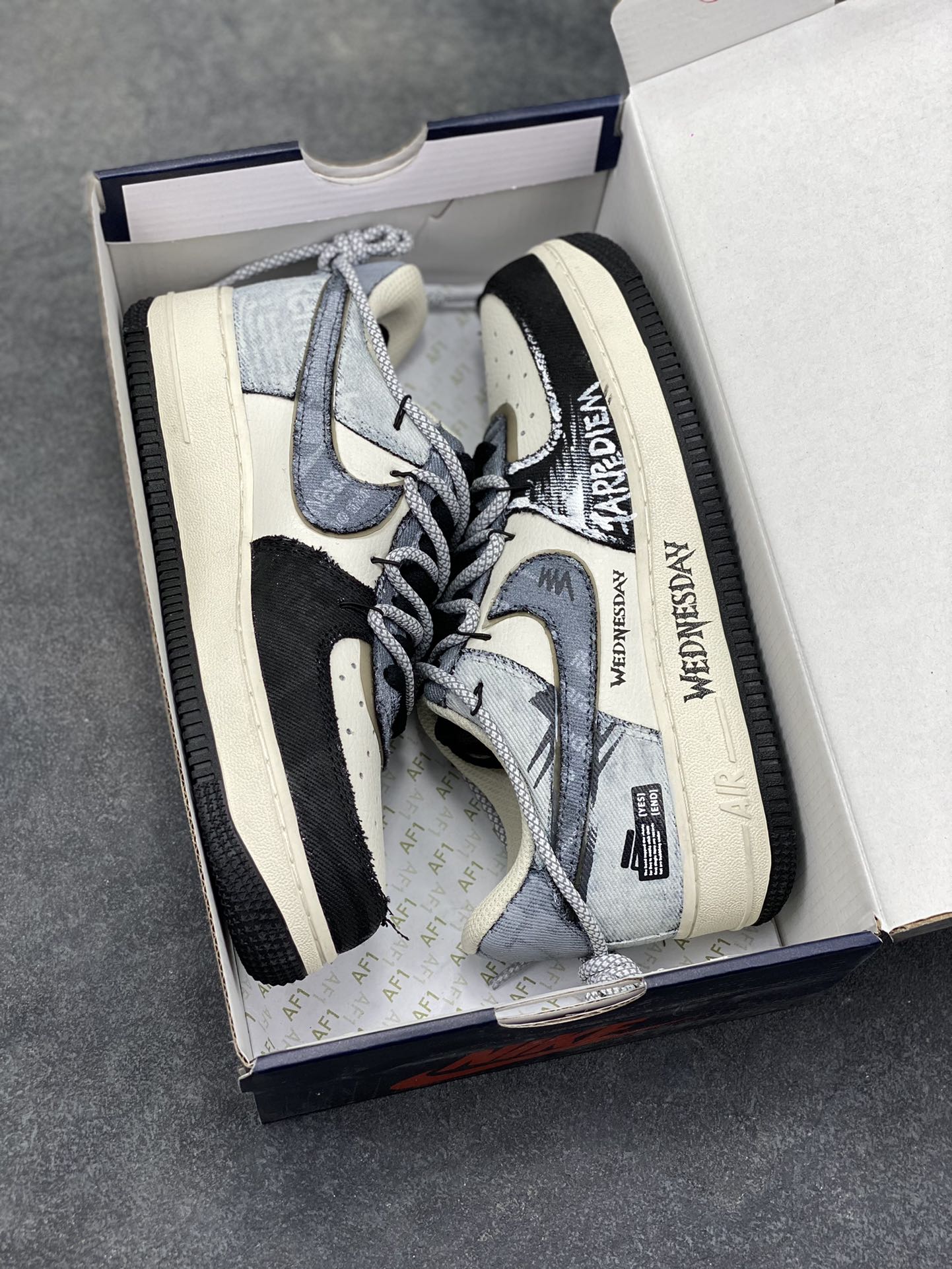 图片[9]-手绘涂鸦“暗黑涂鸦”Nike Air Force 1 “Dark Gothic Graffiti”空军一号定制板鞋 暗黑美学为底色：灰白做旧基底叠加深灰涂鸦笔触，“WEDNESDAY” 字样与 “CARPE DIEM” 标语自带冷感气场，做旧毛边、拼接材质更添复古颓废质感。把剧里的疏离酷感穿在脚上，每一处手绘细节都是暗黑风格的具象表达，是自带 “生人勿近” 氛围的潮酷单品 货号：FB0607-110 尺码： 36 36.5 37.5 38 38.5 39 40 40.5 41 42 42.5 43 44 44.5 45-选品中心