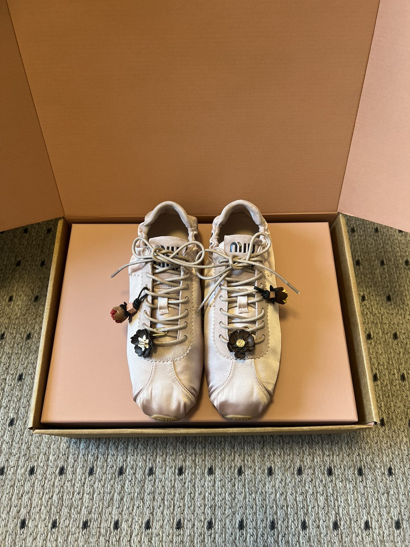 NO:694555,Purchasing-grade MiuMiu Plume series of satin ballet sneakers and casual shoes combine the casual sportiness of virtue shoes with the elegance and softness of ballet shoes. They have both retro sports style and the exquisiteness of French ballet. The satin upper has glossy wrinkles, and the suede adds a soft mist, making it both visually and tactilely advanced.  Paired with flat shoelaces, the shoe shape is narrow and compact, with a rounded toe and light-colored rubber flat sole, which is light and makes the feet smaller. The leather insole is soft and comfortable for the upper foot, and the flat-soled design is not tiring for daily walking. There are many colors to choose from, and it can be worn with skirts and jeans. It is a popular item for sweet-cool and ballet-style wear. Upper Sheep Qiong/Silk Cloth Lining Fabric Outsole TPU Outsole Increased by 2cm  SIZE35-40 (customized sizes 40 are non-returnable), ballet shoes, miumiu, skirts, jeans, real silk, chamois leather19860909代购级 MiuMiu Plume系列缎面芭蕾德训鞋休闲鞋 把德训鞋的休闲运动感和芭蕾舞鞋的优雅柔和结合,既有复古运动风,又带法式芭蕾的精致感.缎面鞋面自带光泽褶皱,麂皮增加柔雾感,视觉和触感都很高级. 搭配扁平鞋带,鞋型偏窄巧,鞋头圆润+浅色橡胶平底,轻盈又显脚小.皮革内底,上脚软和舒适,平底设计日常走路也不累.颜色多选,能搭裙子、牛仔裤,是甜酷风合芭蕾风穿搭的热门单品. 鞋面羊琼/真丝布 内里布 大底TPU大底 增高2cm SIZE35-40码（40码定制不退换）,芭蕾舞鞋,miumiu,skirts,jeans,real silk,chamois leather,Women's Shoes