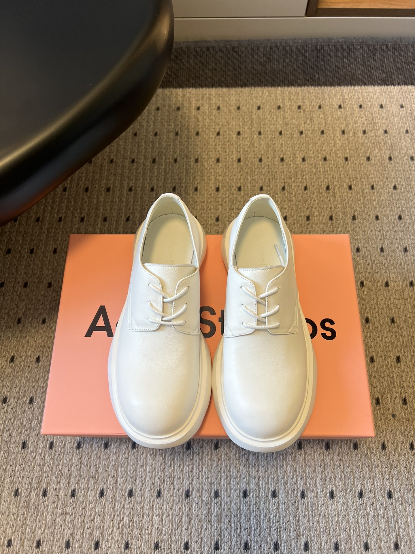 NO:705500,The top version of Acne Studios 26ss thick-soled big-toe derby shoes adopts a rounded big-toe + thick-soled derby shoe shape, with full toe lines and a simple lace-up opening and closing design, which weakens the formal feeling of traditional derby shoes and adds street and casual temperament; the thick-soled outline can also achieve an increase of about 5.5cm, optimizing body proportions. Continuation of Acne  Studios' Nordic minimalist design style abandons complicated decoration and highlights the sense of luxury with materials and styles; the brand logo is printed on the inside of the shoe, and the brand recognition is highlighted in every detail. The shoe shape is suitable for both formal and casual scenes, and can be matched with trousers, jeans, casual skirts, etc. The foot feels soft and the sole is non-slip and wear-resistant, making it practical for daily wear. Cowhide upper, sheepskin lining, foam outsole, size 35-40 (customized size 40 is non-refundable)  Heel height 4cm, loafers,acne studios,dior,loafers,skirts,cowhide,sheepskin19860909顶级版本 Acne Studios 26ss厚底大头德比鞋 采用圆润大头+厚底的德比鞋型,鞋头线条饱满,搭配简约的系带开合设计,弱化了传统德比鞋的正式感,增添街头与休闲气质；厚底轮廓还能实现约5.5cm的增高效果,优化身形比例. 延续Acne Studios的北欧极简设计风格,摒弃复杂装饰,以材质和版型凸显高级感；鞋内印有品牌标识,细节处彰显品牌辨识度.鞋型兼顾正式与休闲场景,可搭配西裤、牛仔、休闲裙装等,脚感柔软且鞋底防滑耐磨,日常穿着实用性强. 鞋面牛皮 内里羊皮 大底发泡大底 size35-40码（40码定制不退换） 跟高4cm,乐福鞋,acne studios,dior,loafers,skirts,cowhide,sheepskin,Women's Shoes